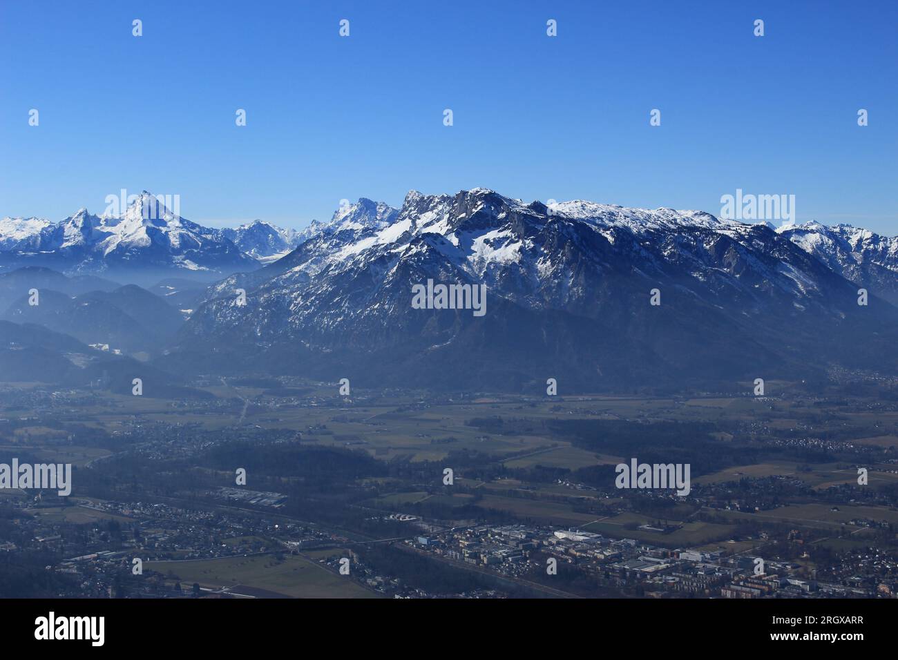 Vista de los alpes nevados desde la colina de Gaisberg en un día de invierno despejado y sin nubes. Cielo, montañas y suelo del valle con niebla y niebla visible (Austria) Foto de stock