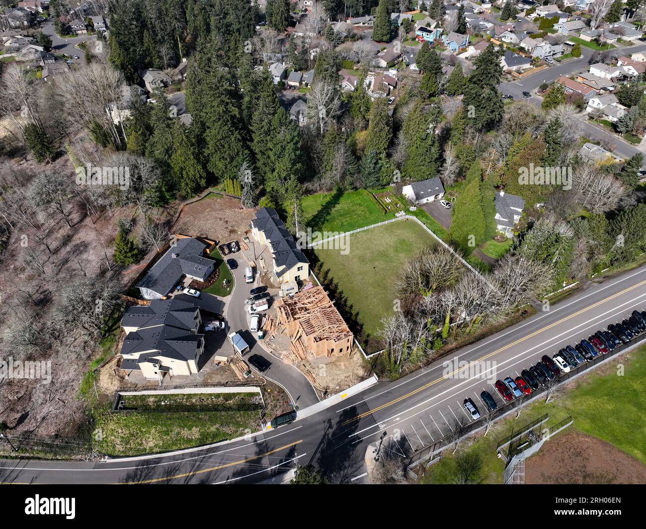 Fotos aéreas de la invasión de viviendas suburbanas alrededor de uno de los últimos tramos de tierras de cultivo en la zona. Foto de stock