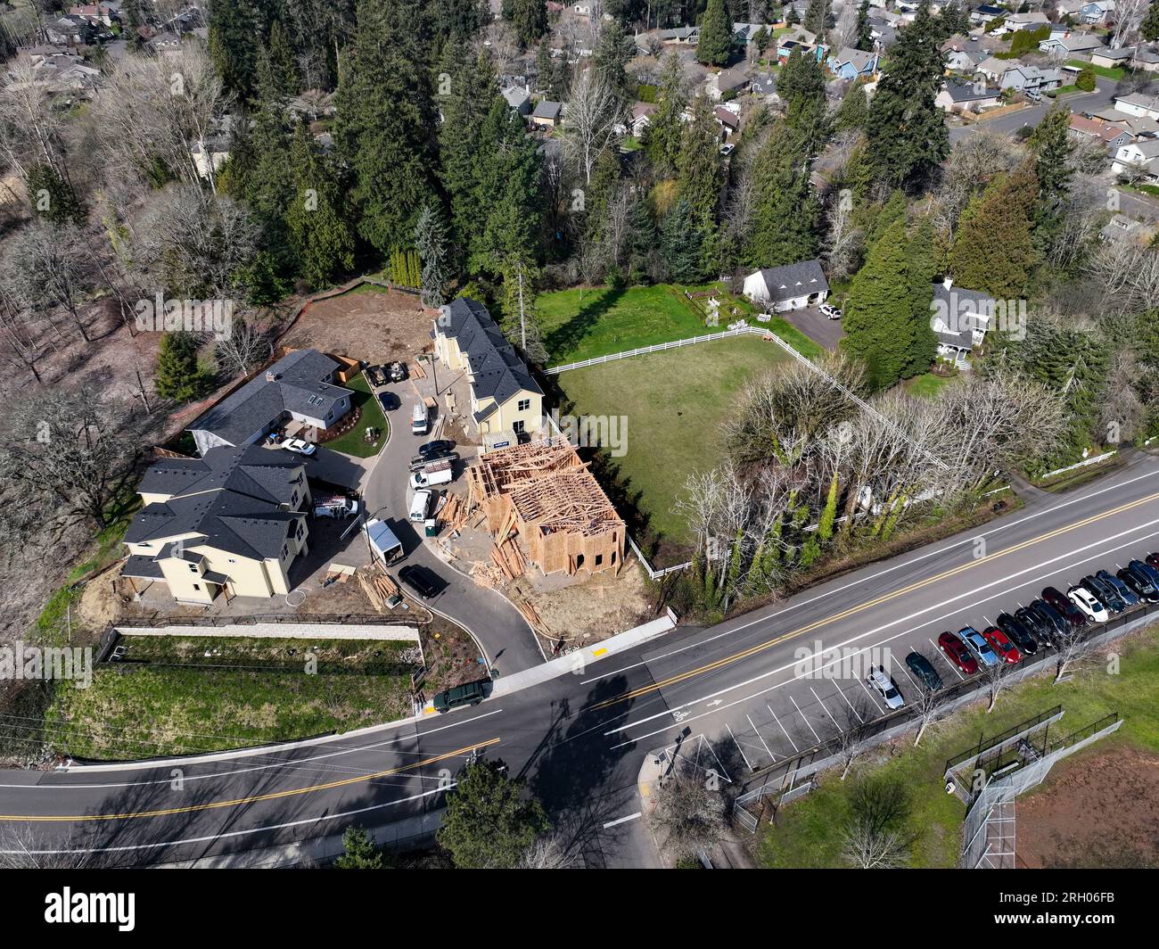 Fotos aéreas de la invasión de viviendas suburbanas alrededor de uno de los últimos tramos de tierras de cultivo en la zona. Foto de stock