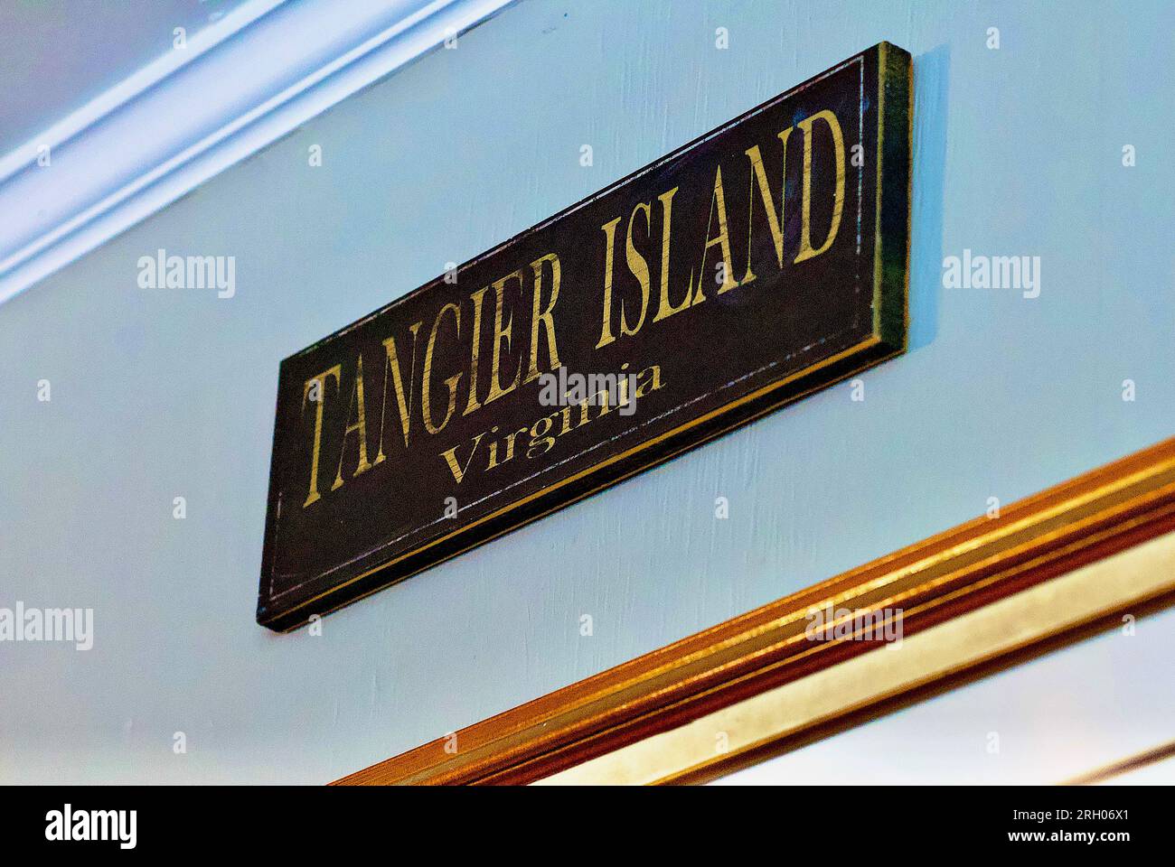 Isla de Tánger, Virginia, EE.UU. - 21 de junio de 2020: Primer plano de un cartel de 'Tangier Island Virginia' colgado en la pared de un restaurante de mariscos en la calle principal. Foto de stock