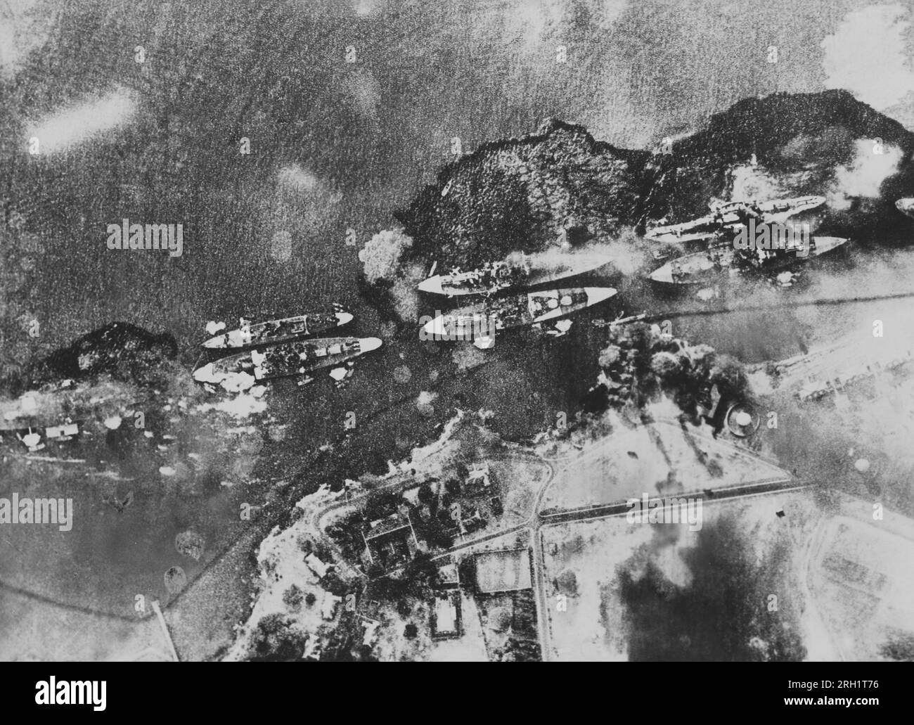 Ataque a Pearl Harbor, diciembre de 7 1941. Una foto aérea japonesa tomada durante el ataque a Pearl Harbor muestra a los buques de la Armada de los Estados Unidos en el “Battleship Row” sufriendo daños por los bombardeos japoneses, diciembre de 7 1941. Foto de stock