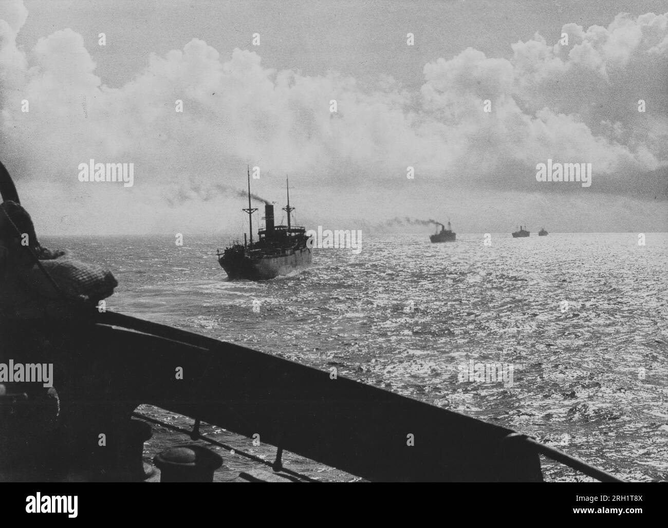 Invasión de Filipinas, diciembre de 1941 – mayo de 1942. Un convoy bajo la guardia de la Armada Imperial Japonesa avanza hacia Lingayen, alrededor de diciembre de 1941. Foto de stock