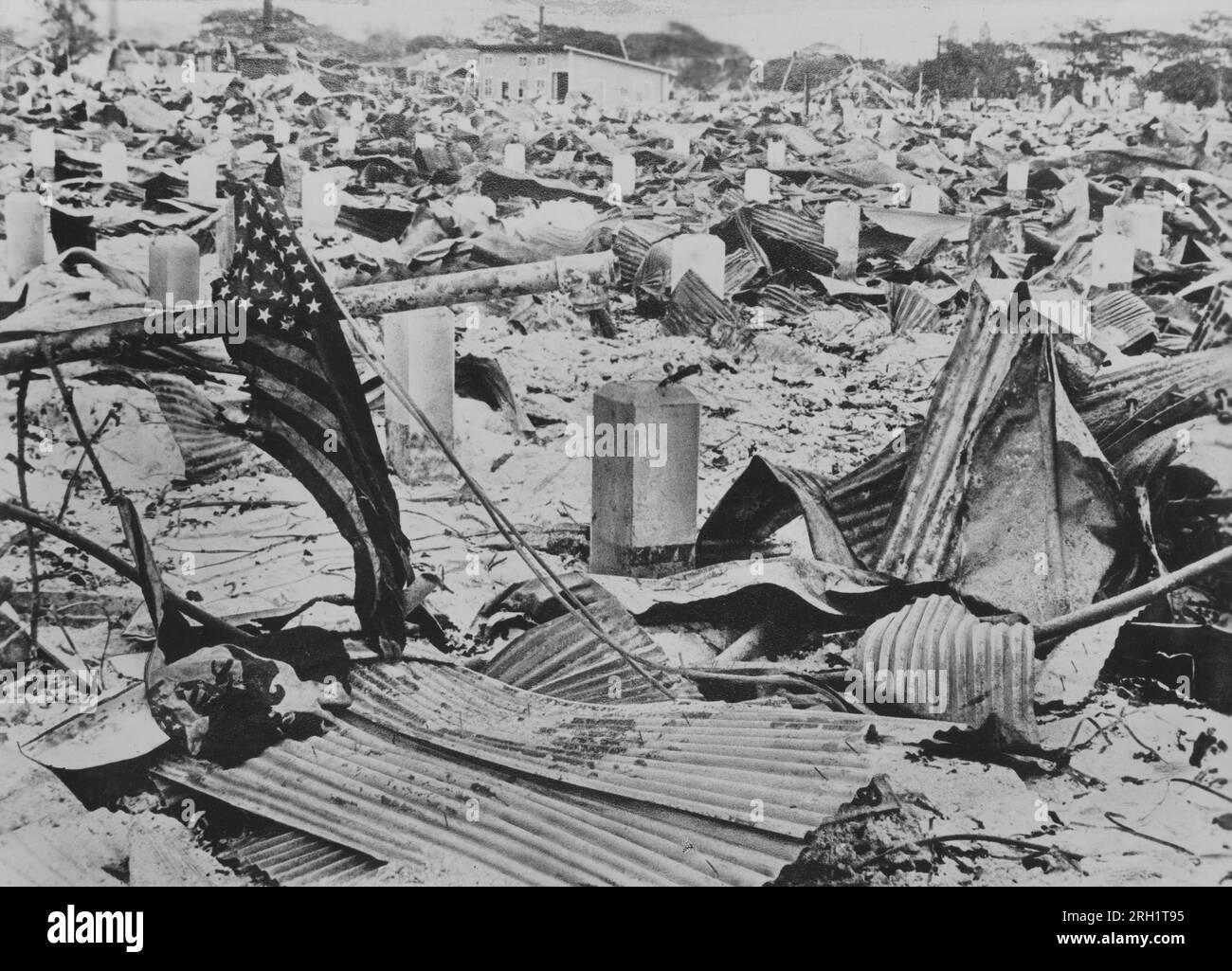 Invasión de Filipinas, diciembre de 1941 – mayo de 1942. En Manila, una bandera estadounidense destrozada se encuentra en medio de un vasto mar de destrucción inmediatamente después de la caída de la capital ante las fuerzas imperiales japonesas invasoras, enero de 1942. Foto de stock