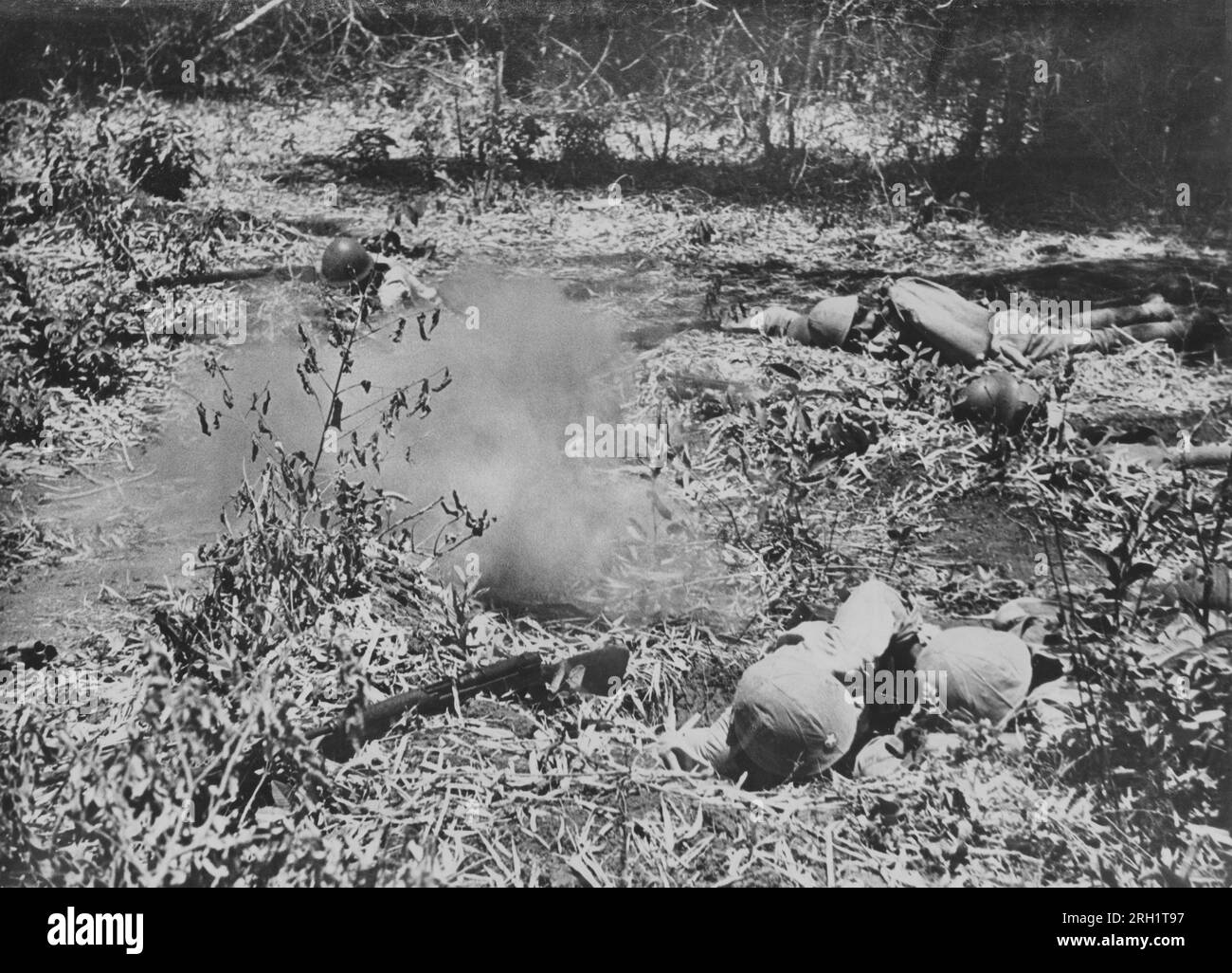 Invasión de Filipinas, diciembre de 1941 – mayo de 1942. Haciendo uso de la pequeña cobertura ofrecida, las tropas del Ejército Imperial Japonés hacen un avance lento y cauteloso bajo fuego enemigo durante la Batalla de Bataan, enero de 7 - abril de 9 1942. Foto de stock