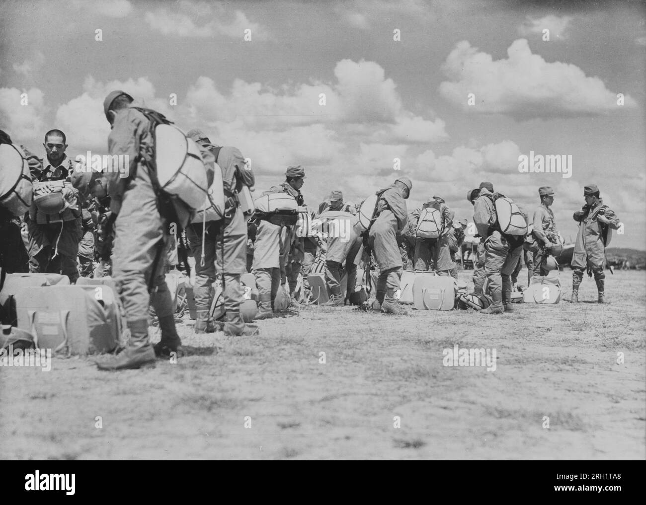 Batalla de Palembang, febrero de 13-15 1942. Las tropas aerotransportadas del “Teishin Shudan” (Grupo de Asalto) del Ejército Imperial Japonés se visten con sus batas de salto y aseguran su equipo de paracaídas en preparación para su incursión en Palembang, febrero de 14 1942. Foto de stock