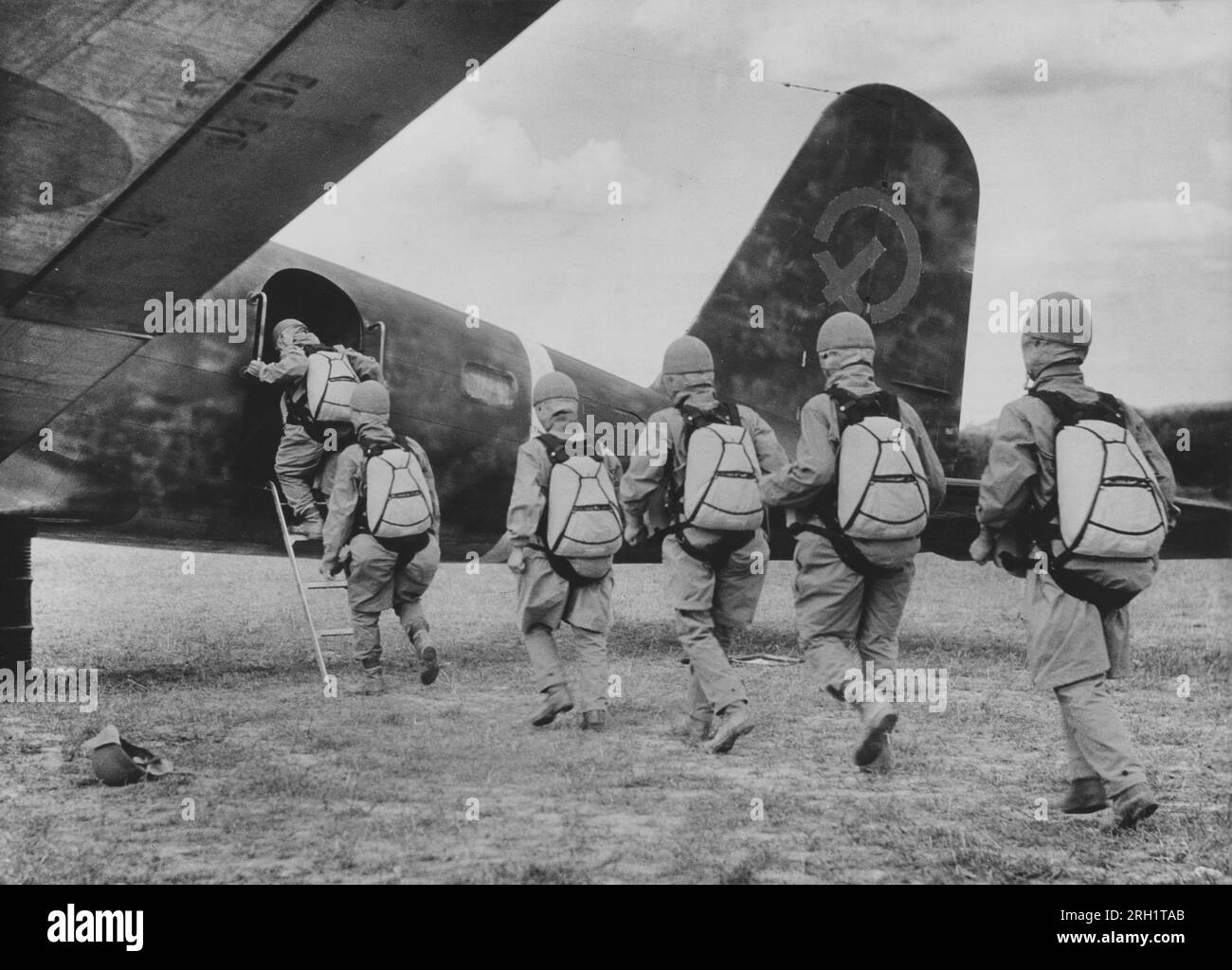 Batalla de Palembang, febrero de 13-15 1942. Tropas aerotransportadas del “Teishin Shudan” (Grupo de Asalto) del Ejército Imperial Japonés a bordo de un avión de transporte Tipo 100, febrero de 1942. El Teishin Shudan se lanzaría en paracaídas en Palembang el 14 1942 de febrero, donde se enfrentarían con las fuerzas del KNIL y capturarían los campos petrolíferos y las refinerías de la zona. Foto de stock