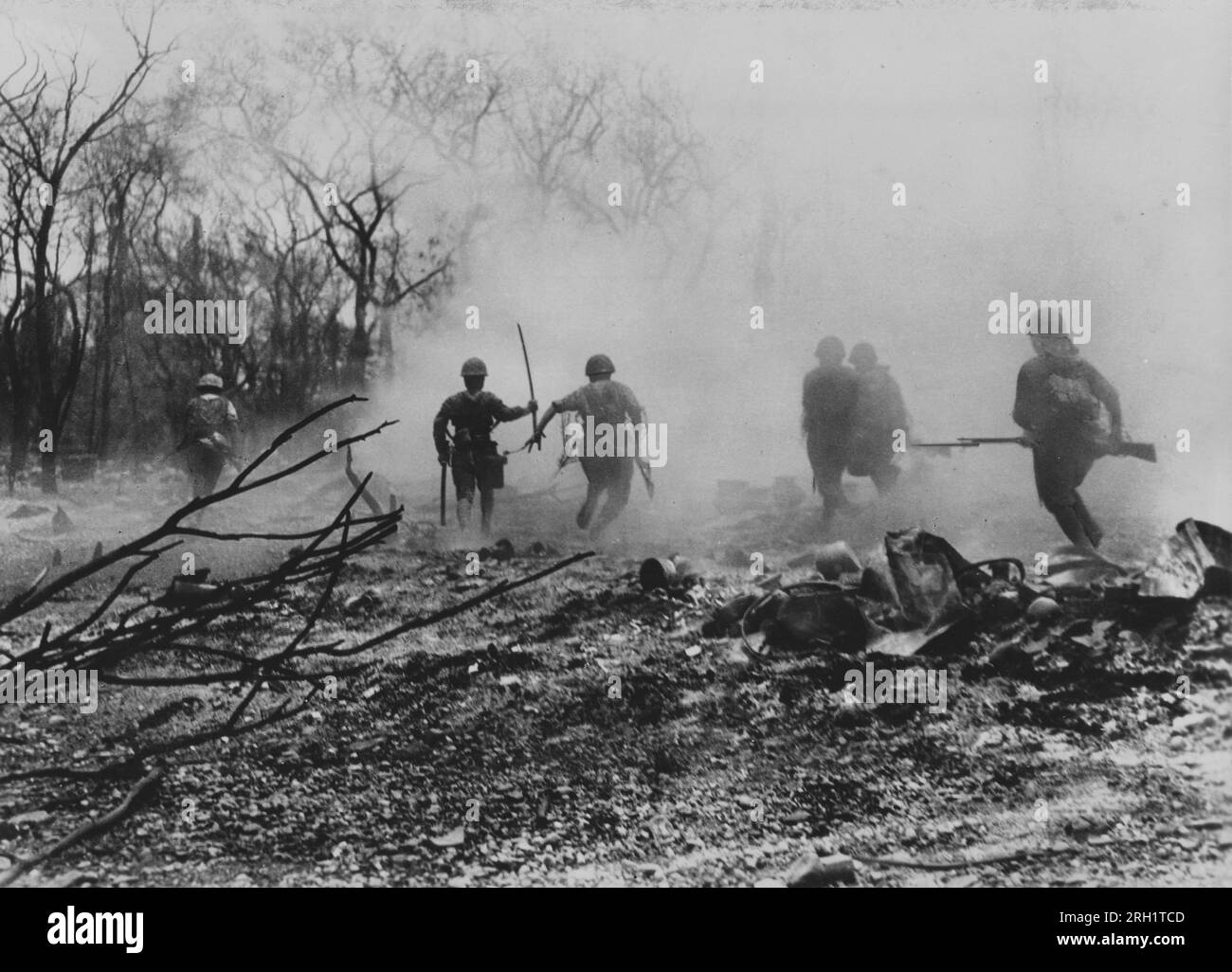 Campaña Birmania, 1941-1945. Liderados por un oficial con su espada desenvainada, soldados de la 33ª División del Ejército Imperial Japonés atacan con sus bayonetas colocadas hacia una posición enemiga en las afueras de Mandalay, Birmania, alrededor de mayo de 1942. Foto de stock