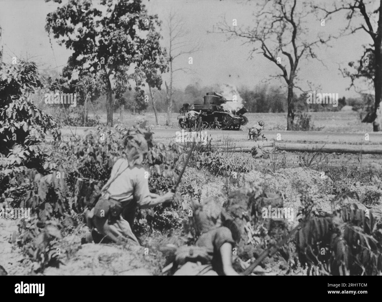 Campaña Birmania, 1941-1945. En las cercanías de Shwedaung, en el norte de Birmania, un tanque ligero “Stuart” aliado M3 quema después de una emboscada de tropas del 215º Regimiento de Infantería del Ejército Imperial Japonés, alrededor de marzo de 1942. Foto de stock
