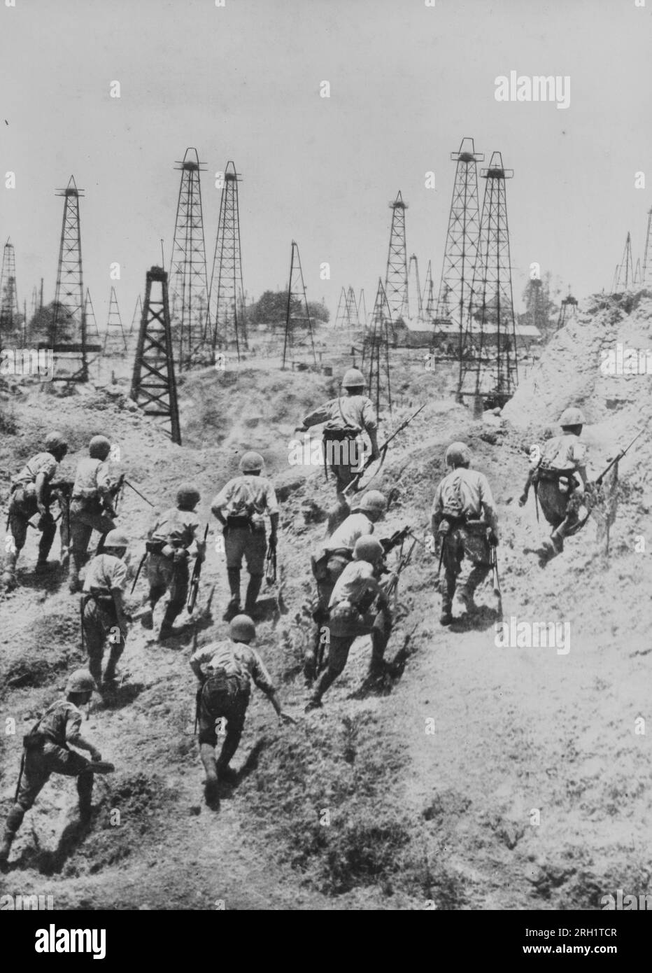 Campaña Birmania, 1941-1945. Tropas invasoras de la 33ª División del Ejército Imperial Japonés se trasladan para asegurar un yacimiento petrolífero en Yenangyaung, abril de 1942. Foto de stock