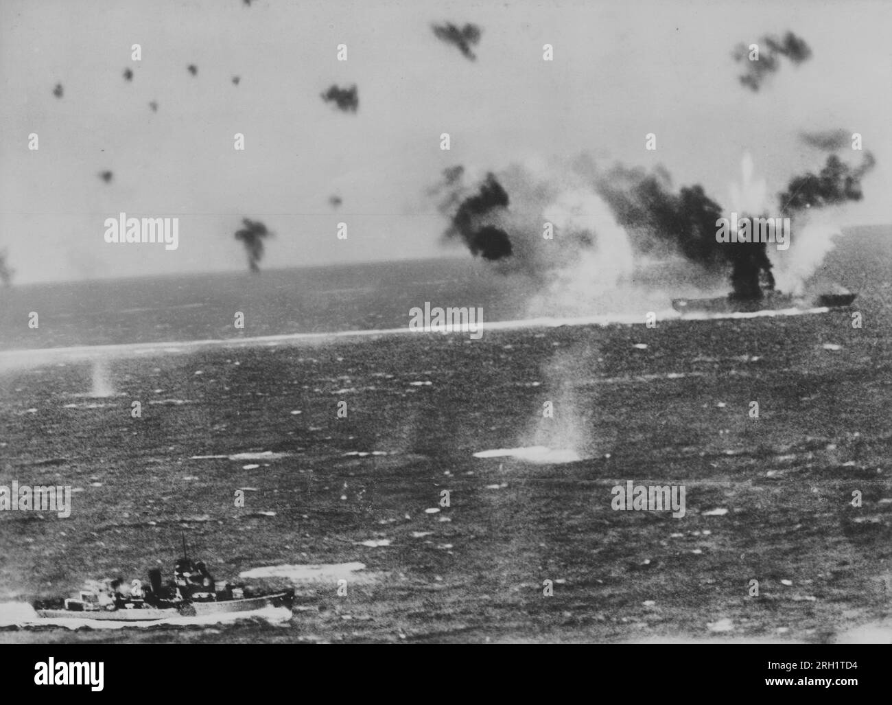 Batalla del Mar de Coral, mayo de 4-8 1942. El humo fluye desde el portaaviones USS Lexington de la Armada de los Estados Unidos después de que fue golpeada con bombas desde aviones portaaviones de la Armada Imperial Japonesa, mayo de 8 1942. Foto de stock