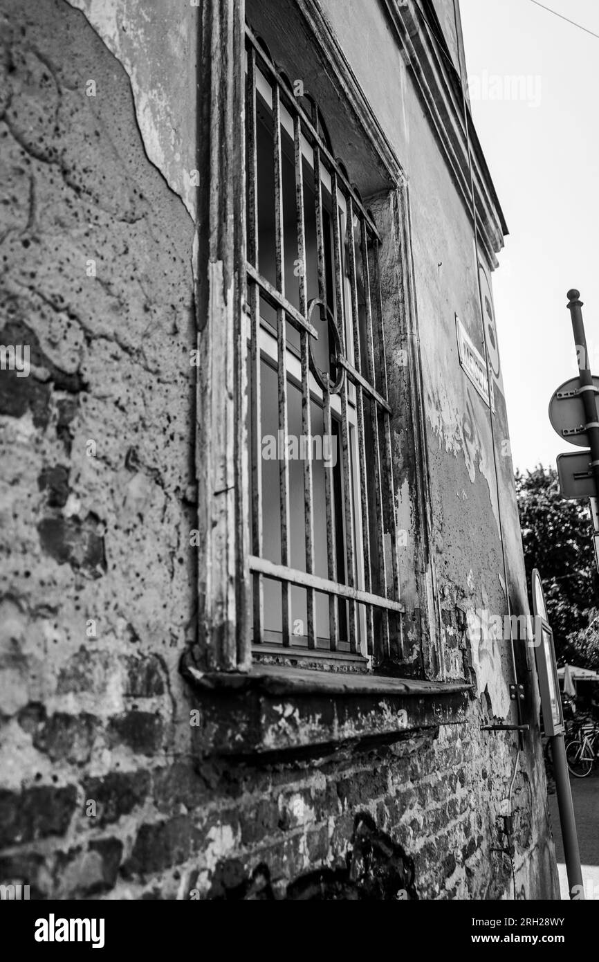 Bares en la vieja ventana. Foto en blanco y negro del antiguo edificio de ladrillo. Cárcel. Foto de stock