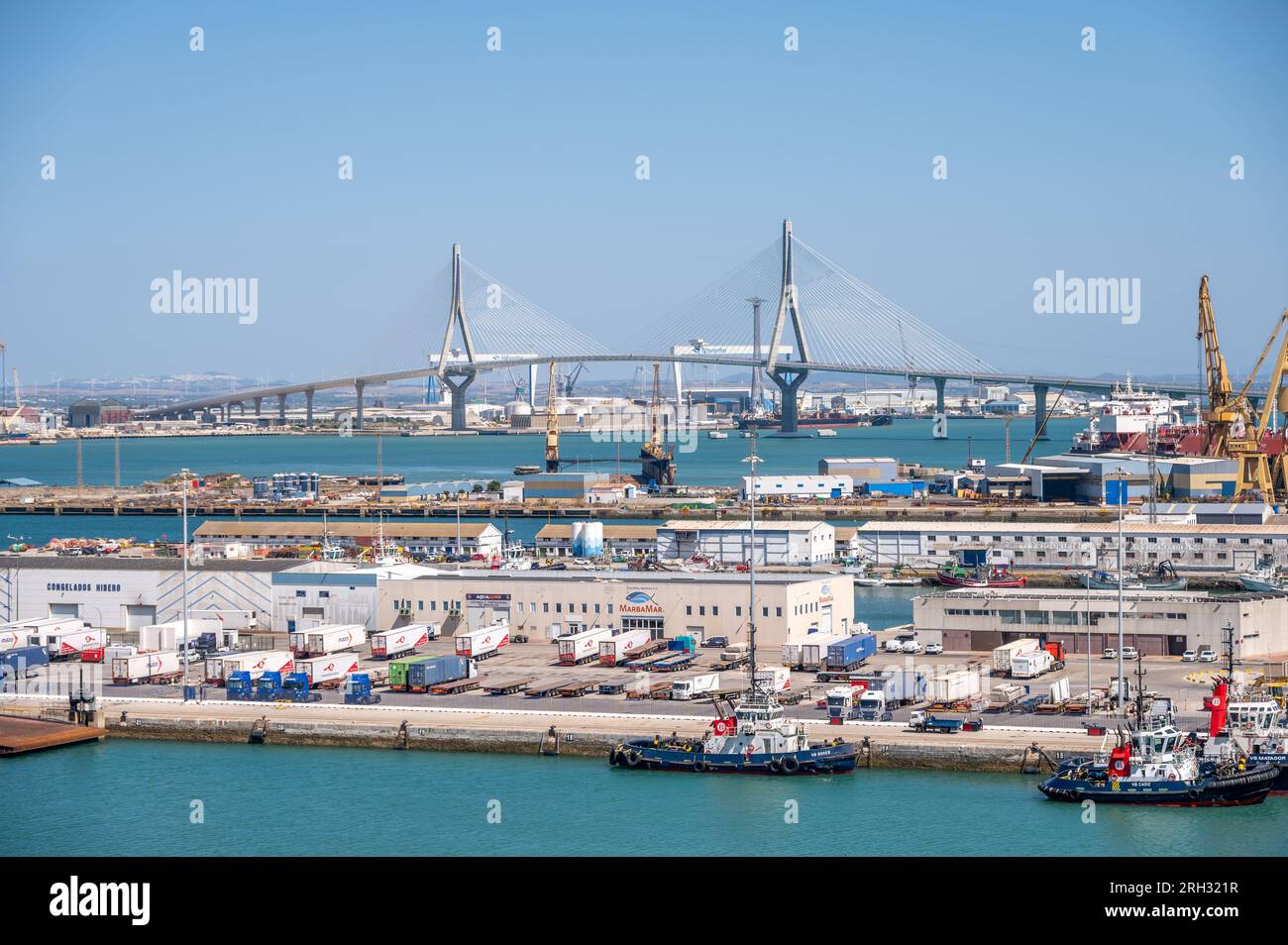 Cádiz, España - 23 de julio de 2023: Puente que conecta el casco antiguo de Cádiz con la península de España. Foto de stock