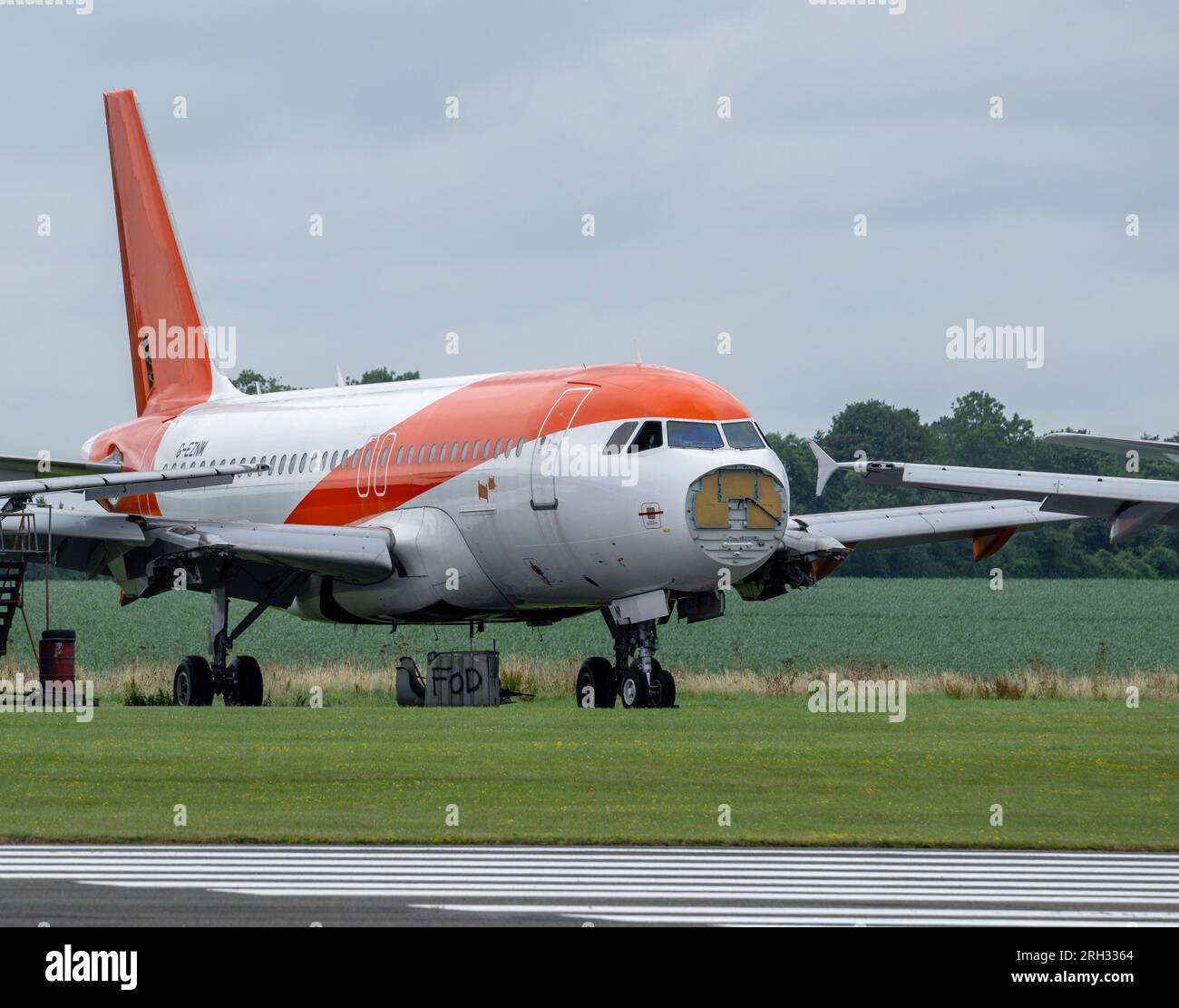 EasyJet Airbus A319-100 G-EZNM en el aeropuerto de Cotswold Foto de stock