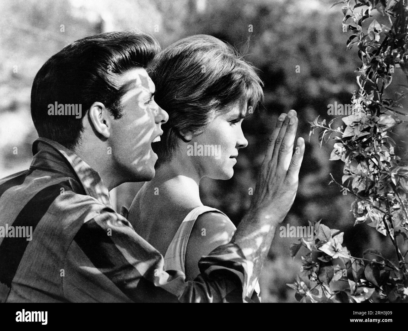 Cliff Richard, Lauri Peters, en el rodaje de la película británica, 'Summer Holiday', Warner Pathe, AIP, 1963 Foto de stock