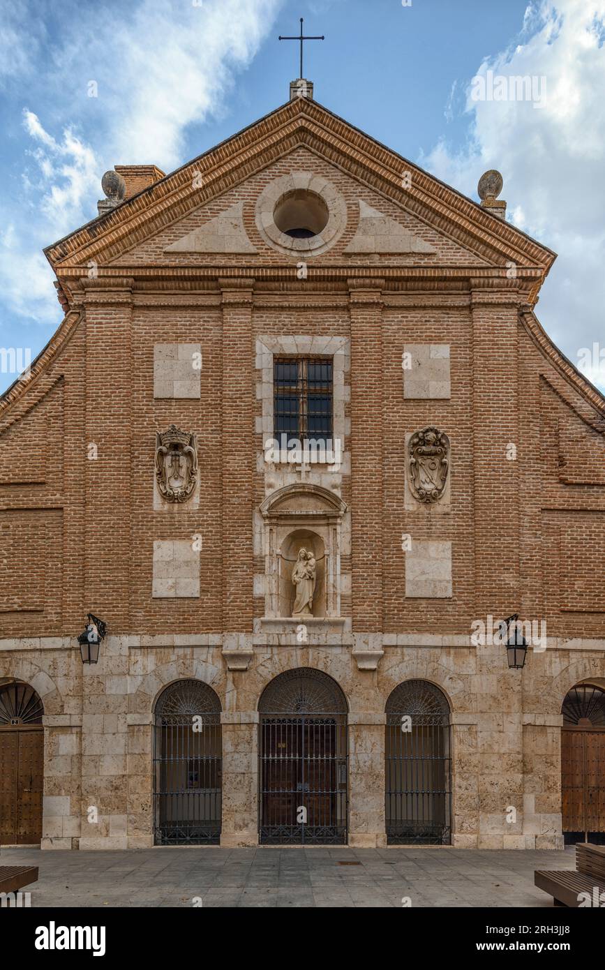 El convento-iglesia de Nuestra Señora del Carmen y Santos Reyes de la Epifanía fue uno de los últimos conventos que se construyeron en Guadalajara, España, Europa Foto de stock