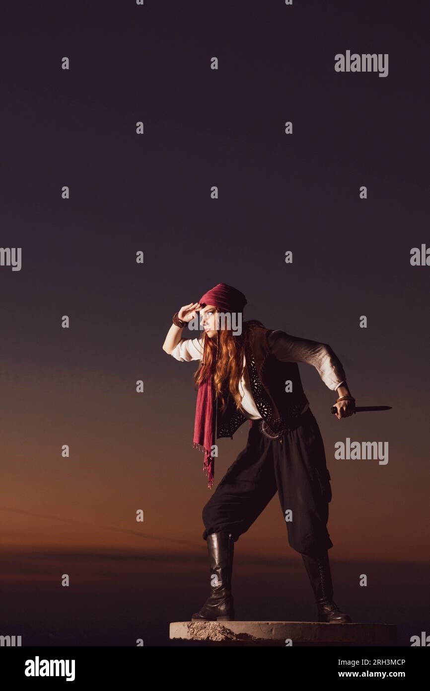 Capitán pirata sombreros, pañuelos y bufandas. Conjunto de ilustraciones  Fotografía de stock - Alamy