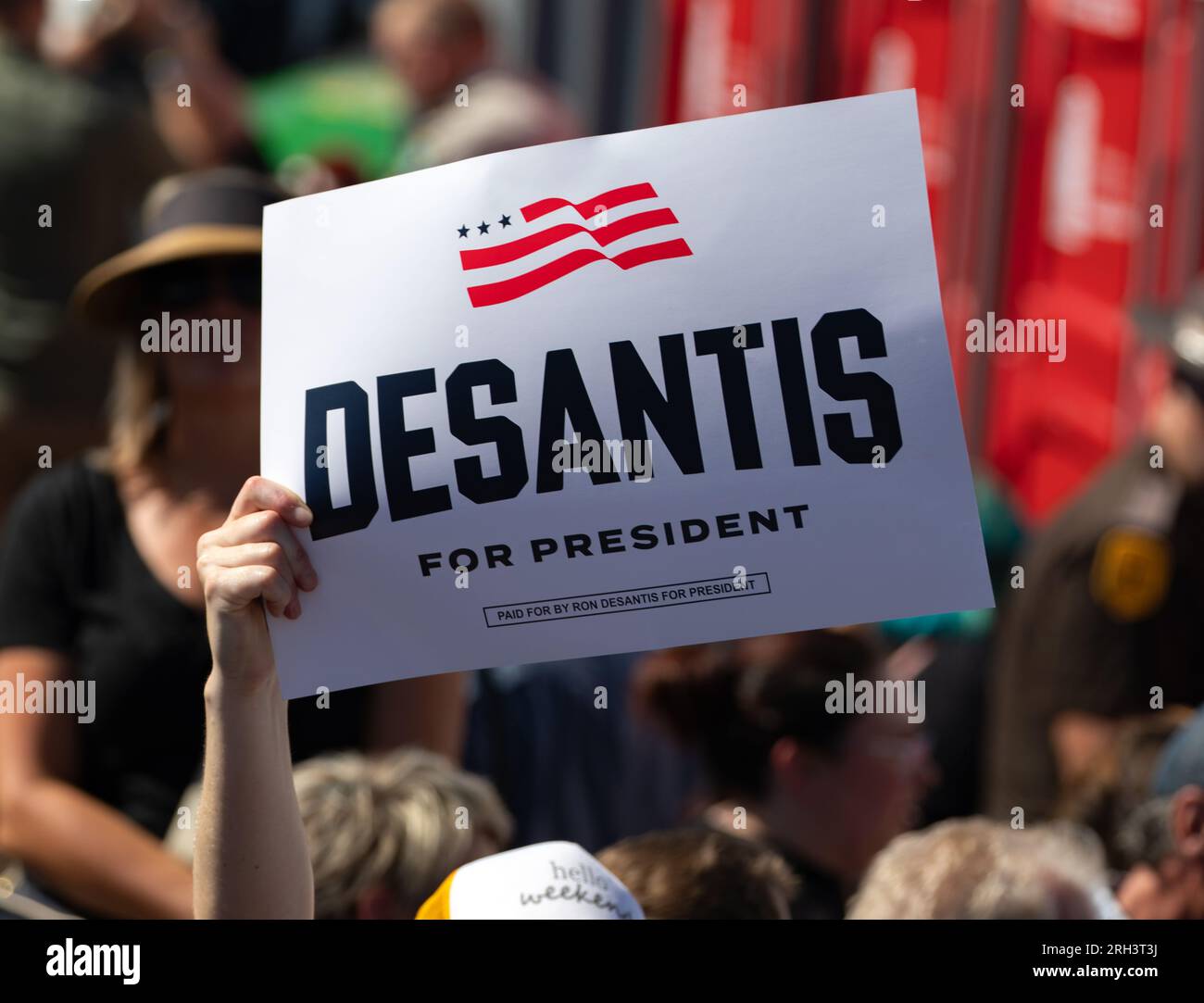 Des Moines, Iowa, EE.UU. - 12 de agosto de 2023: Un partidario del gobernador de Florida Ron DeSantis sostiene un cartel en la feria estatal de Iowa en Des Moines, Iowa, Estados Unidos. Foto de stock
