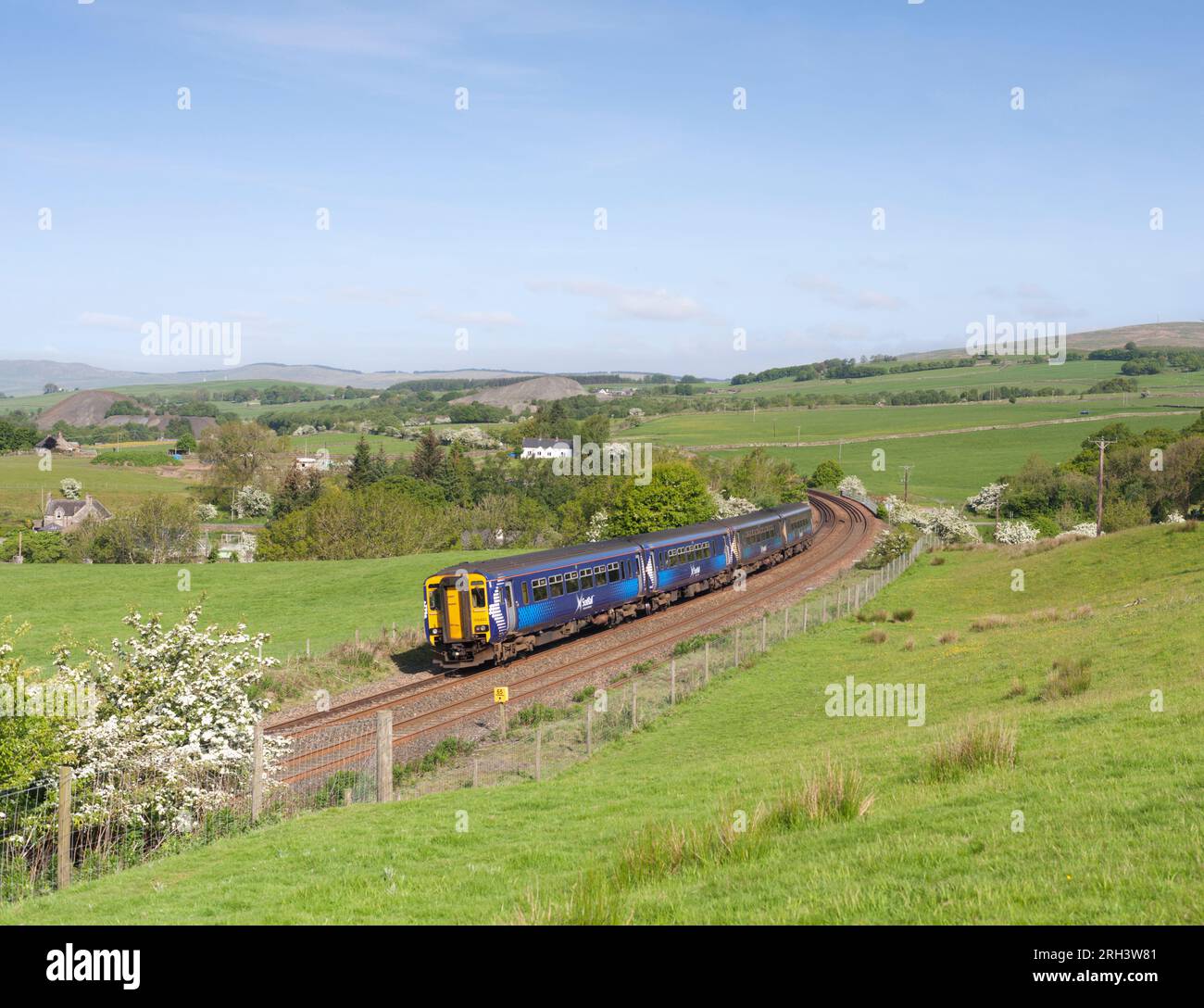 Scotrail clase 156 diesel tren de unidades múltiples que pasa Sanquhar en la escénica Glasgow y la línea de ferrocarril suroeste, Escocia, Reino Unido Foto de stock
