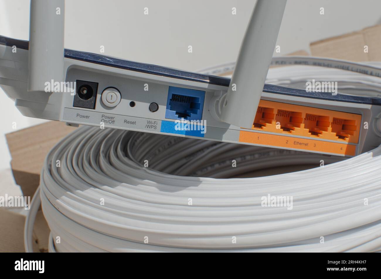 Detalle de primer plano de un router Wi-Fi moderno, con múltiples entradas  y puertos para conexiones por cable, que representan la tecnología y las  conexiones de Internet Fotografía de stock - Alamy