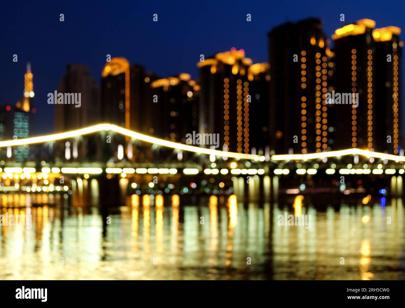 Luces borrosas de la ciudad, bokeh circular del paisaje urbano en fondo abstracto de la noche. Foto de stock