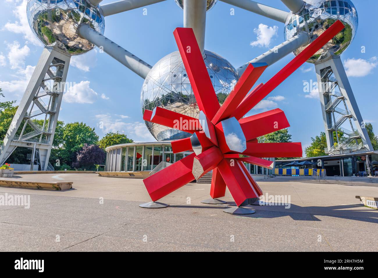 Bruselas, Bélgica - 15 de junio de 2023: El Atomium de Bruselas, un edificio modernista que representa un modelo de átomo de plata. Originalmente construido como el Foto de stock