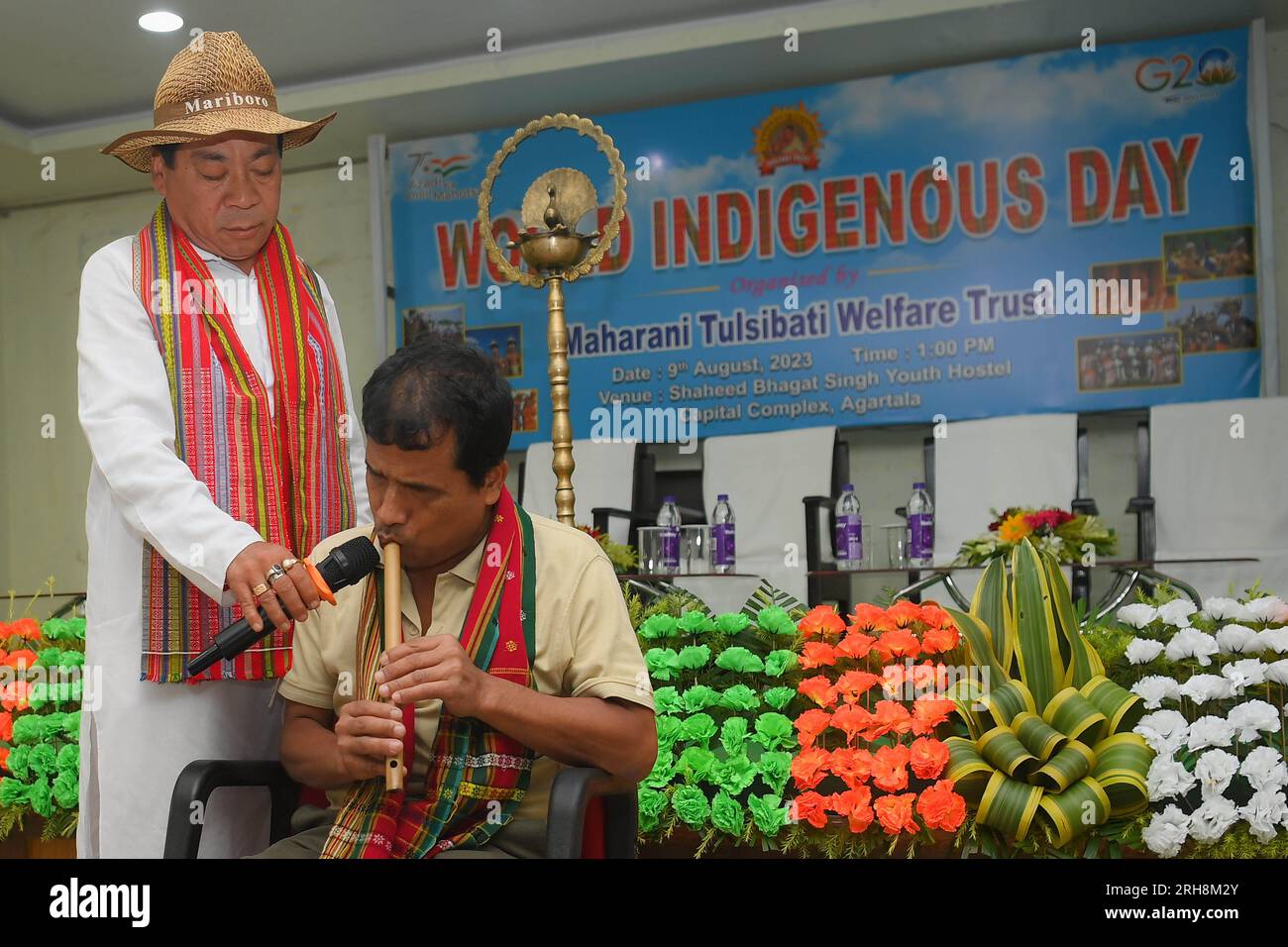 Un músico indígena ciego tocando la flauta con motivo del Día Mundial