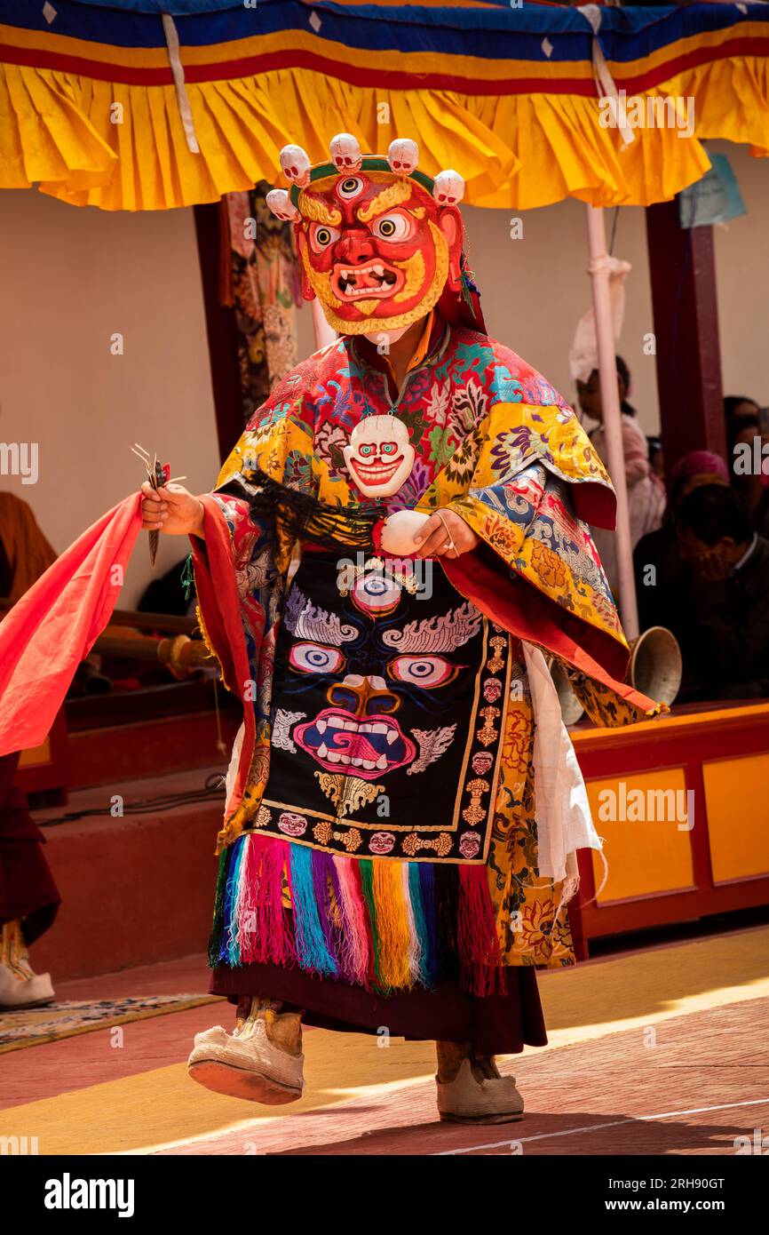 India, Ladakh, Leh Valley, Sakti, Takthok, Tak tok Tsechu, festival, bailarina de Mahakala Cham enmascarada roja feroz Foto de stock