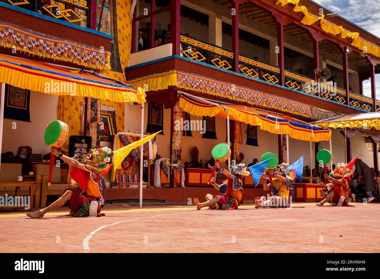 India, Ladakh, Leh Valley, Sakti, Takthok, Tak tok Tsechu, festival, bailadores de Mahakala Cham enmascarados rojos con tambores Foto de stock