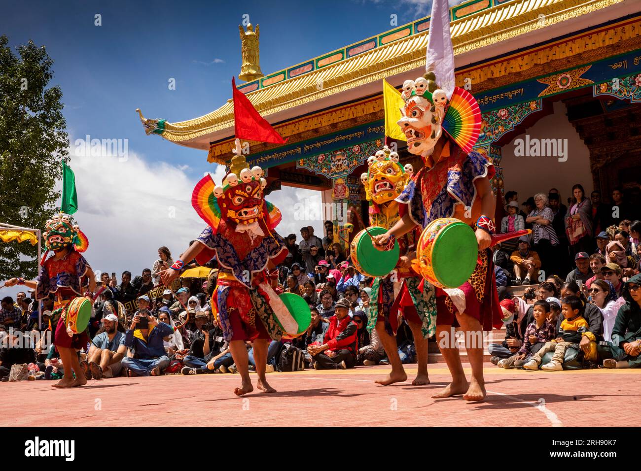 India, Ladakh, Leh Valley, Sakti, Takthok, Tak tok Tsechu, festival, bailadores de Mahakala Cham enmascarados rojos con tambores Foto de stock