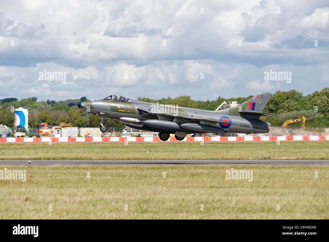 El Jet Fighter británico de Hawker Hunter 1950 despega de la RAF Fairford en el sur de Inglaterra después del Royal International Air Tattoo Foto de stock