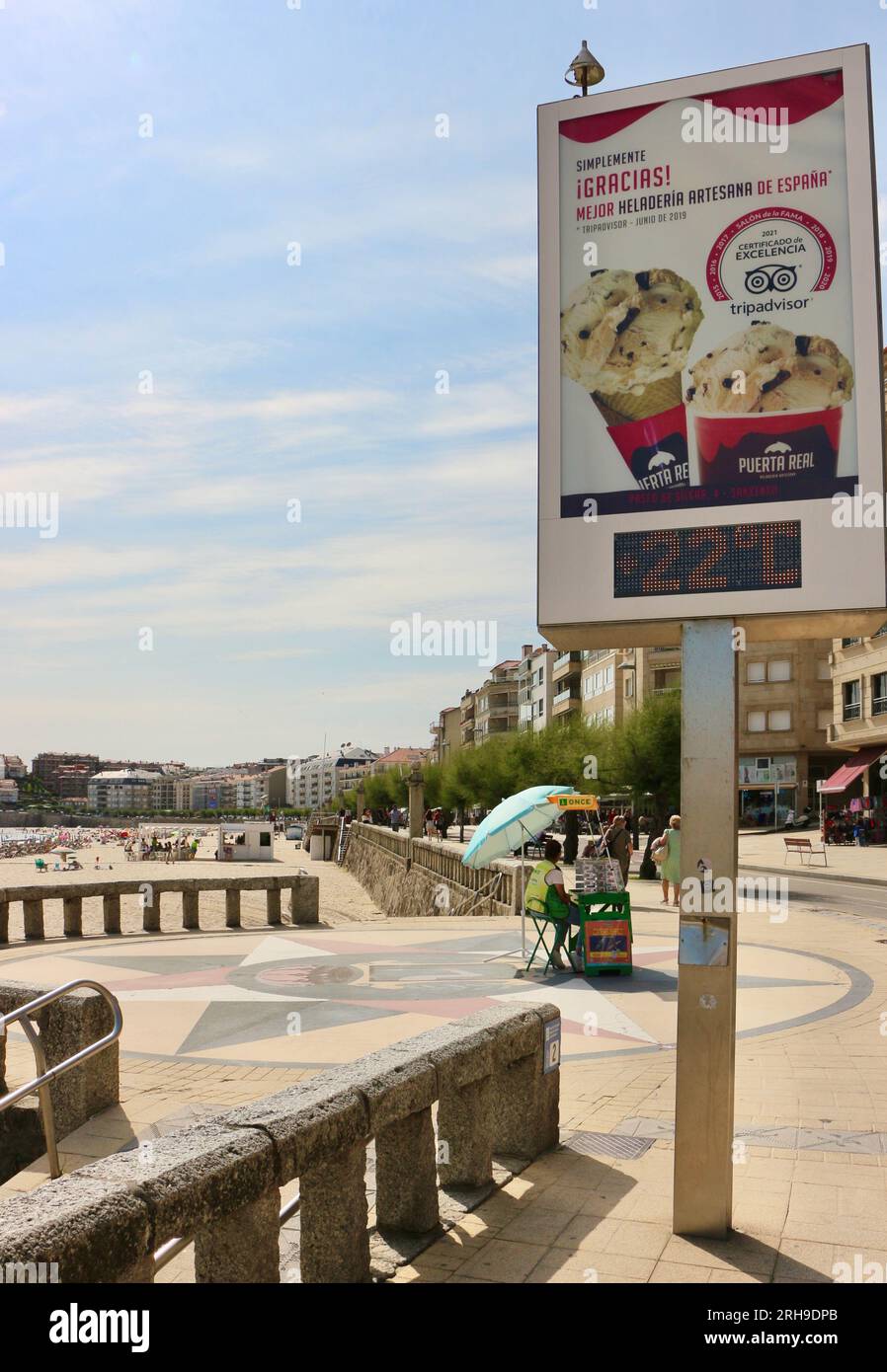 Vista paisajística de la playa de Silgar y paseo marítimo con un signo de mejor helado de España y una vez Puesto de Lotería Sangenjo Sanxenxo Pontevedra Galicia España Foto de stock