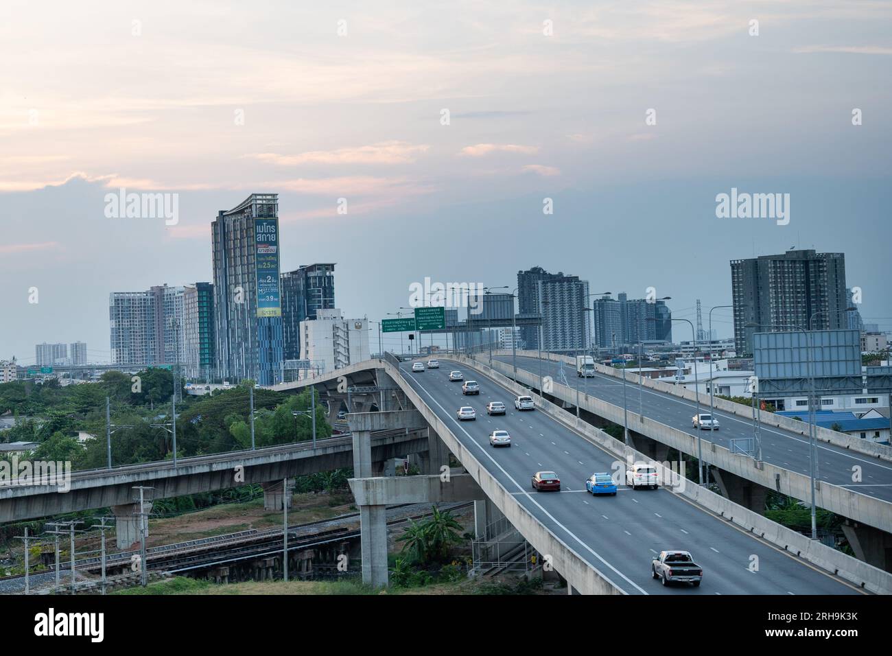 Vista de Kuala Lumpur desde el sistema de transporte Mass Rapid Transit (MRT) Foto de stock