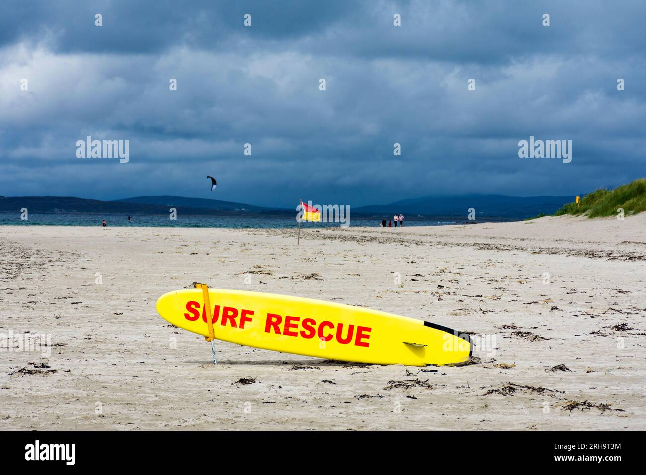 Narin Strand o playa, cerca de Portnoo, Ardara, Condado de Donegal, Irlanda. Una playa con bandera azul en la costa del Camino Atlántico Salvaje. Rescate de surf y kite surfers o Foto de stock
