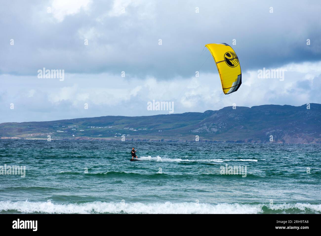 Narin Strand o playa, cerca de Portnoo, Ardara, Condado de Donegal, Irlanda. Una playa con bandera azul en la costa del Camino Atlántico Salvaje. Un surfista de kite monta el viento. Foto de stock