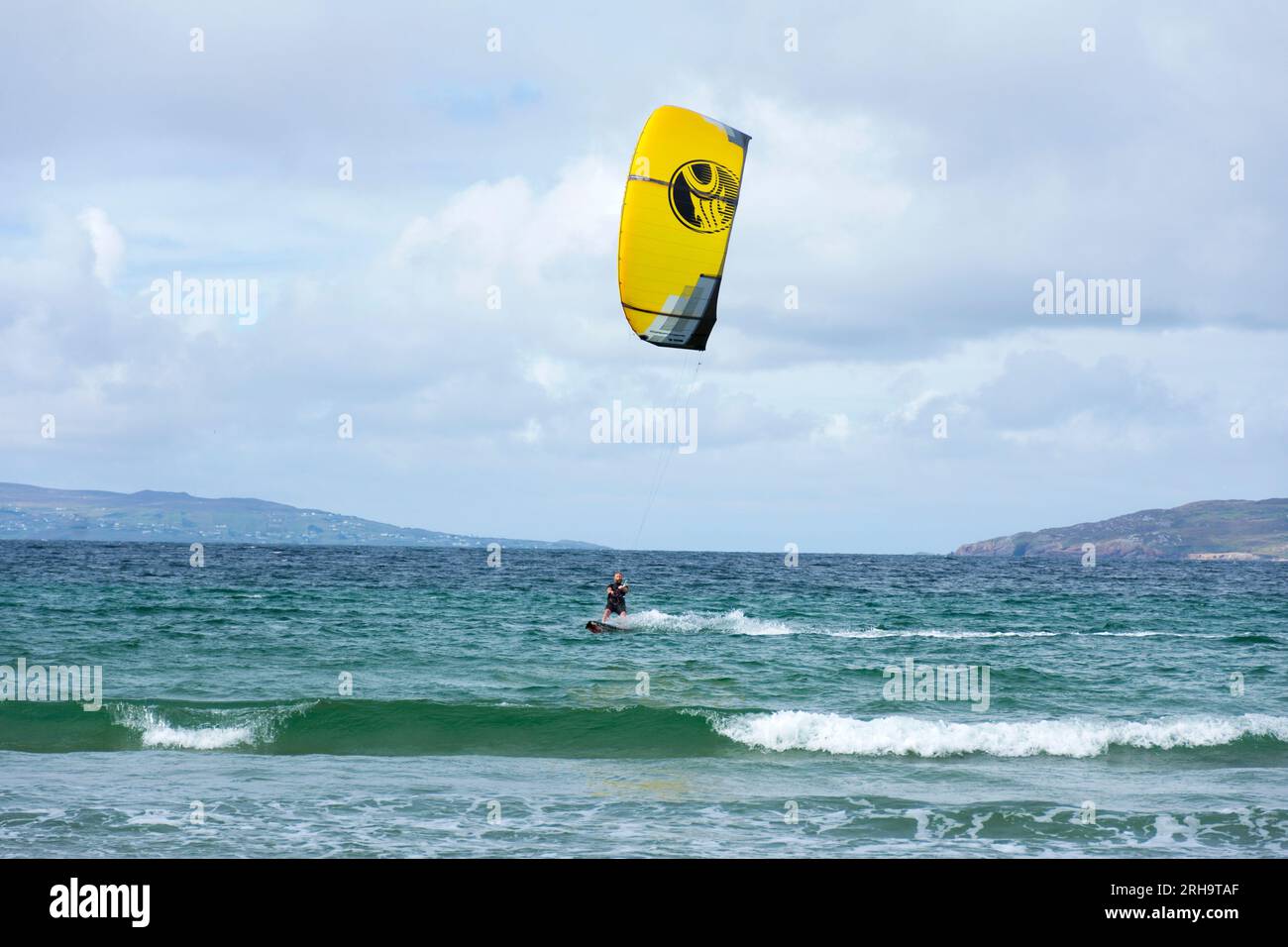 Narin Strand o playa, cerca de Portnoo, Ardara, Condado de Donegal, Irlanda. Una playa con bandera azul en la costa del Camino Atlántico Salvaje. Un surfista de kite monta el viento. Foto de stock