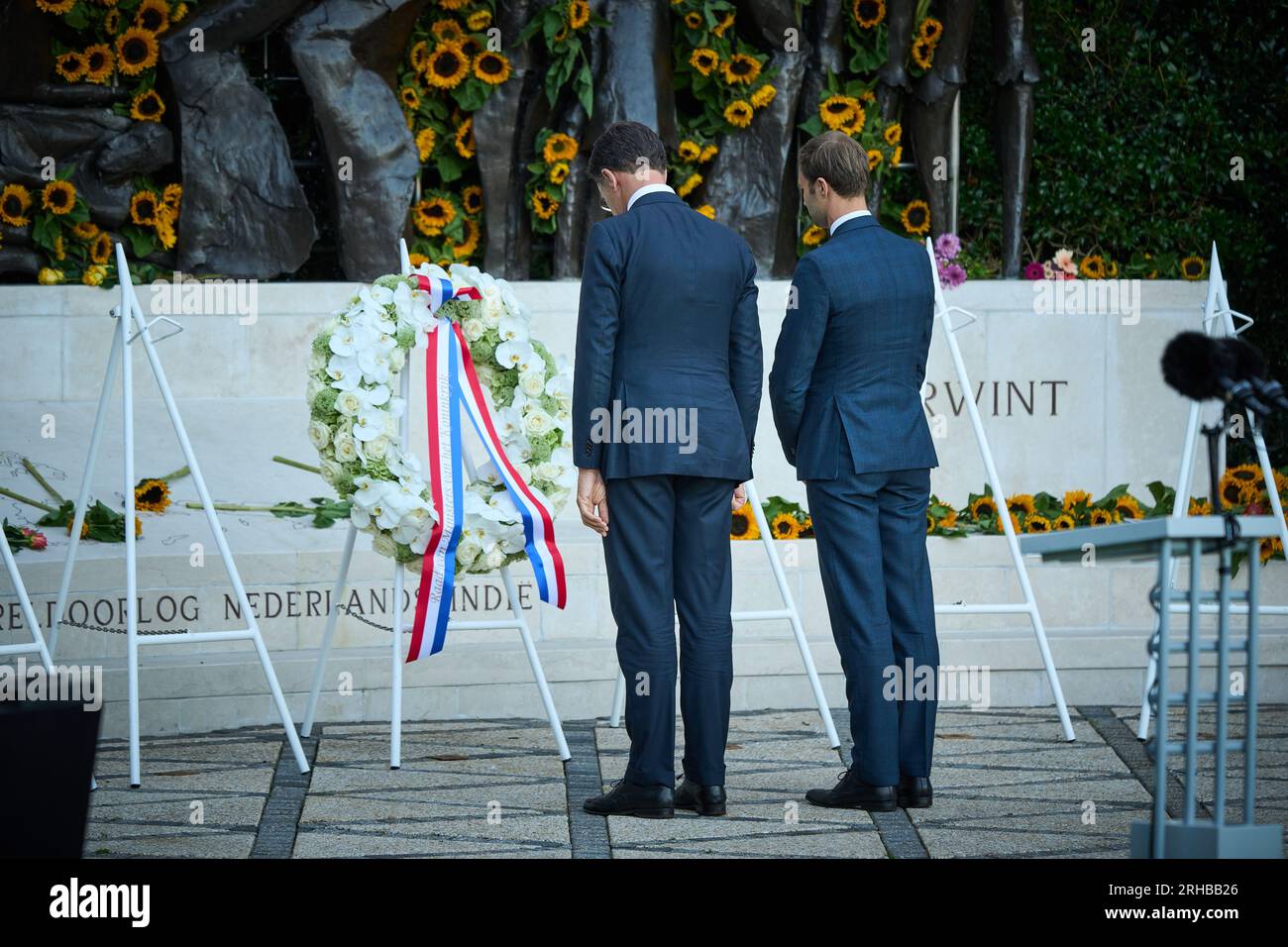 LA HAYA - El Primer Ministro saliente Mark Rutte y Maarten van Ooijen, Secretario de Estado para la Juventud y la Prevención en el Monumento Indisch durante la Conmemoración Nacional de la Capitulación de Japón el 15 de agosto de 1945. La Stichting Nationale Herdenking 15 de agosto de 1945 organiza anualmente esta conmemoración en la que se conmemoran todas las víctimas de la guerra contra Japón y la ocupación japonesa de las antiguas Indias Orientales holandesas. ANP PHIL NIJHUIS países bajos fuera - bélgica fuera Foto de stock