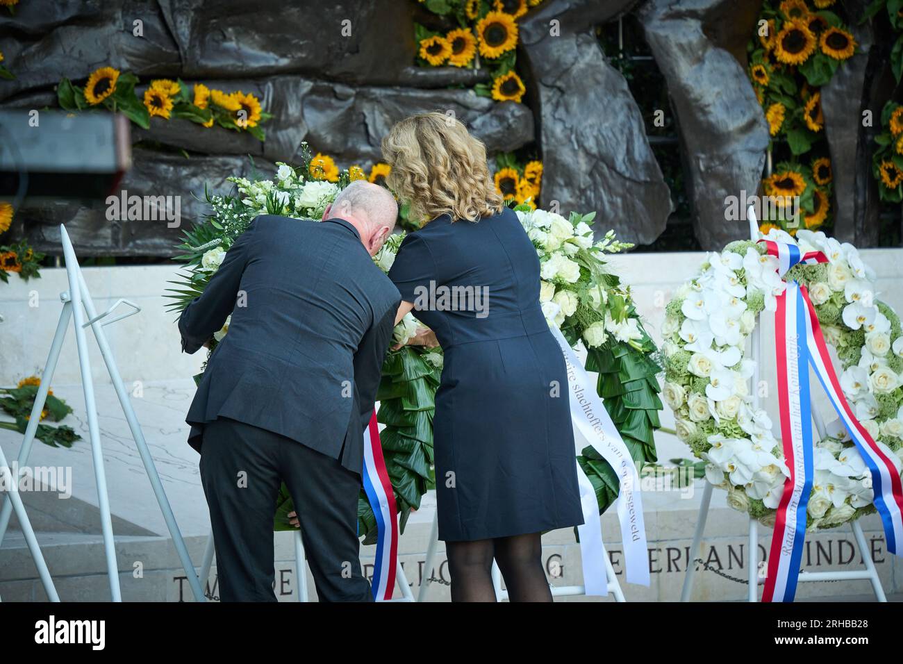 LA HAYA - La Presidenta de la Cámara de Representantes, Vera Bergkamp y el Presidente del Senado, Jan Anthonie Bruijn en el Monumento Indisch durante la Conmemoración Nacional de la Capitulación de Japón el 15 de agosto de 1945. La Stichting Nationale Herdenking 15 de agosto de 1945 organiza anualmente esta conmemoración en la que se conmemoran todas las víctimas de la guerra contra Japón y la ocupación japonesa de las antiguas Indias Orientales holandesas. ANP PHIL NIJHUIS países bajos fuera - bélgica fuera Foto de stock