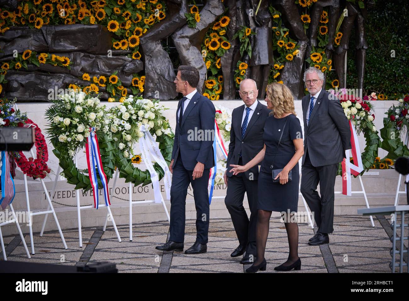 LA HAYA - El Primer Ministro saliente Mark Rutte, Presidente de la Cámara de Representantes, Vera Bergkamp y el Presidente del Senado, Jan Anthonie Bruijn y Thom de Graaf en el Monumento de Indias durante la Conmemoración Nacional de la Capitulación de Japón el 15 de agosto de 1945. La Stichting Nationale Herdenking 15 de agosto de 1945 organiza anualmente esta conmemoración en la que se conmemoran todas las víctimas de la guerra contra Japón y la ocupación japonesa de las antiguas Indias Orientales holandesas. ANP PHIL NIJHUIS países bajos fuera - bélgica fuera Foto de stock