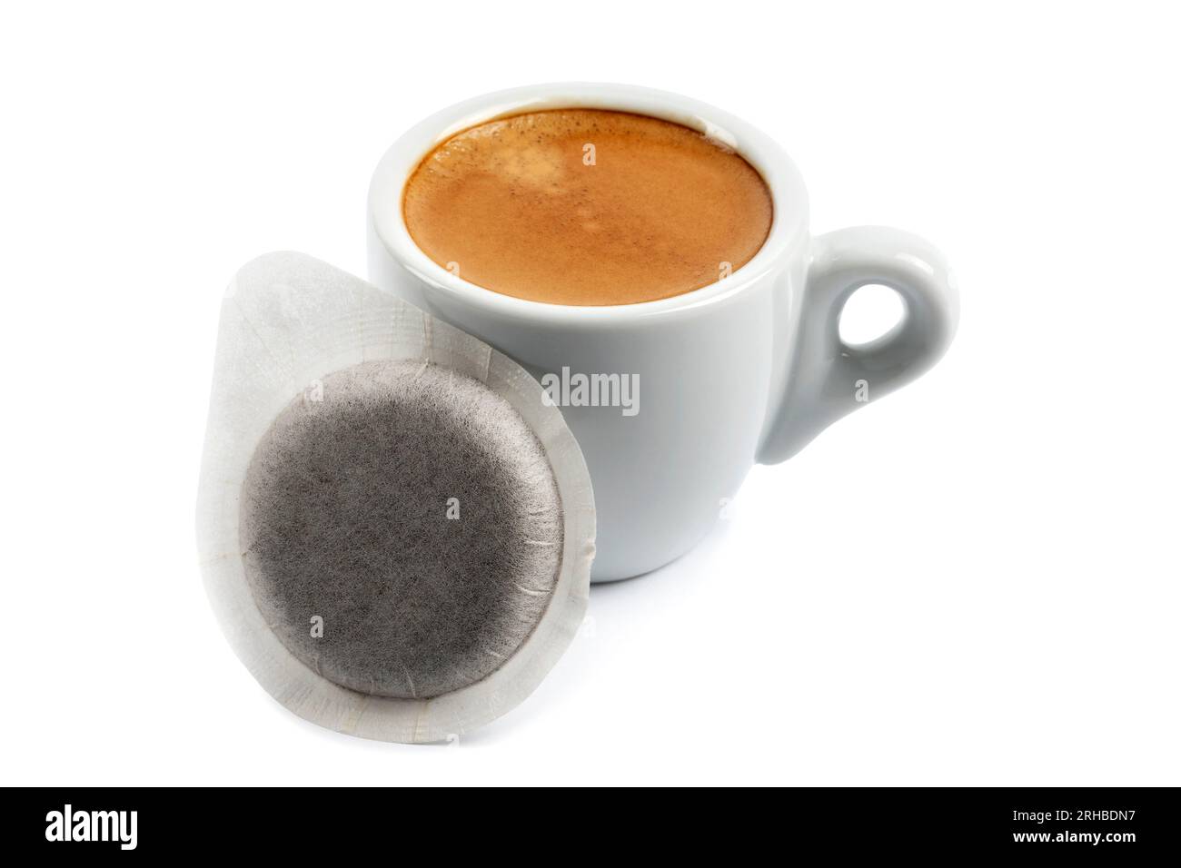 Taza de espresso y dosis de café sobre fondo blanco Foto de stock