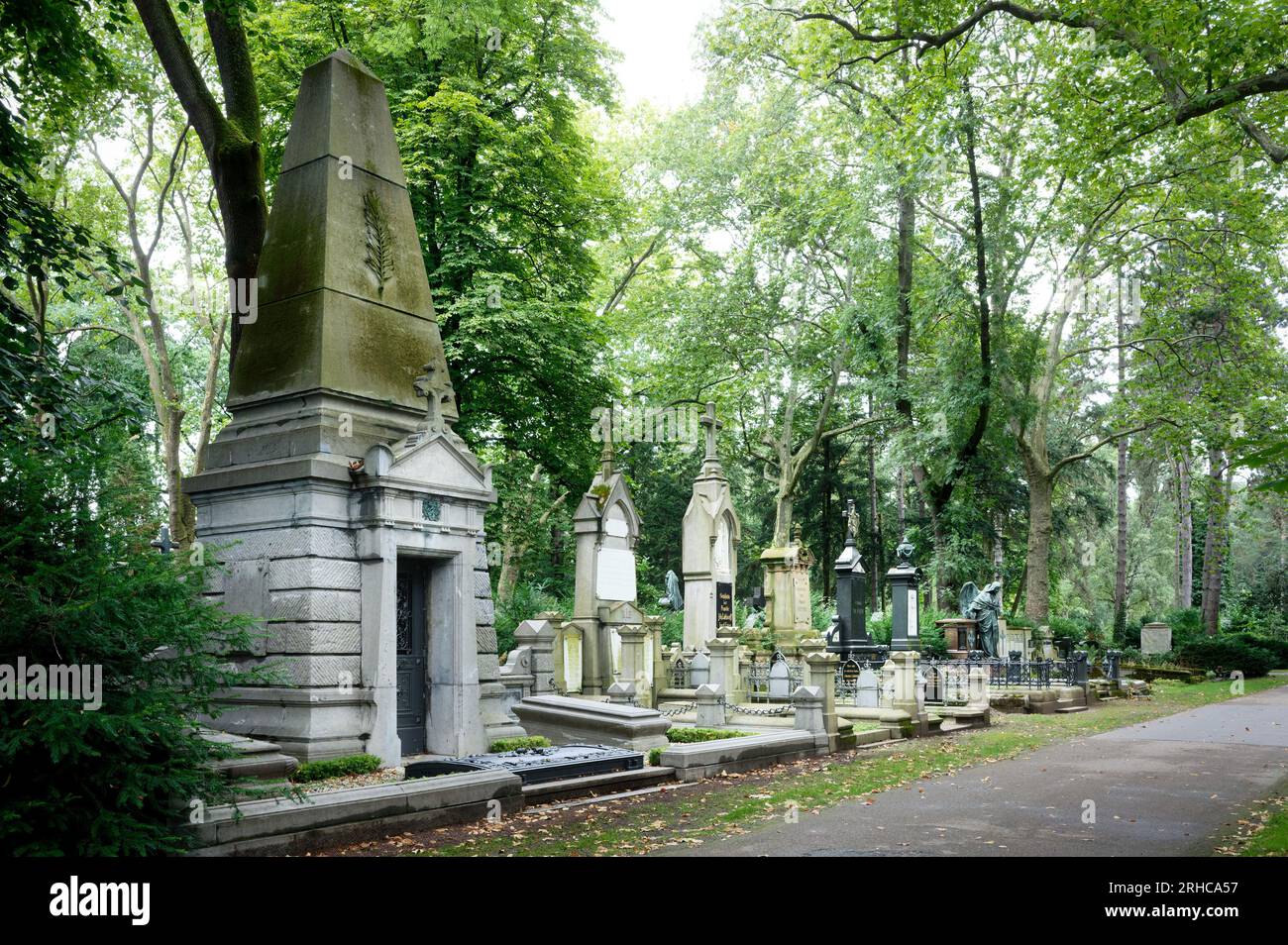 Colonia, Alemania Agosto 15 2023: Tumbas históricas en el cementerio melaten de colonia Foto de stock