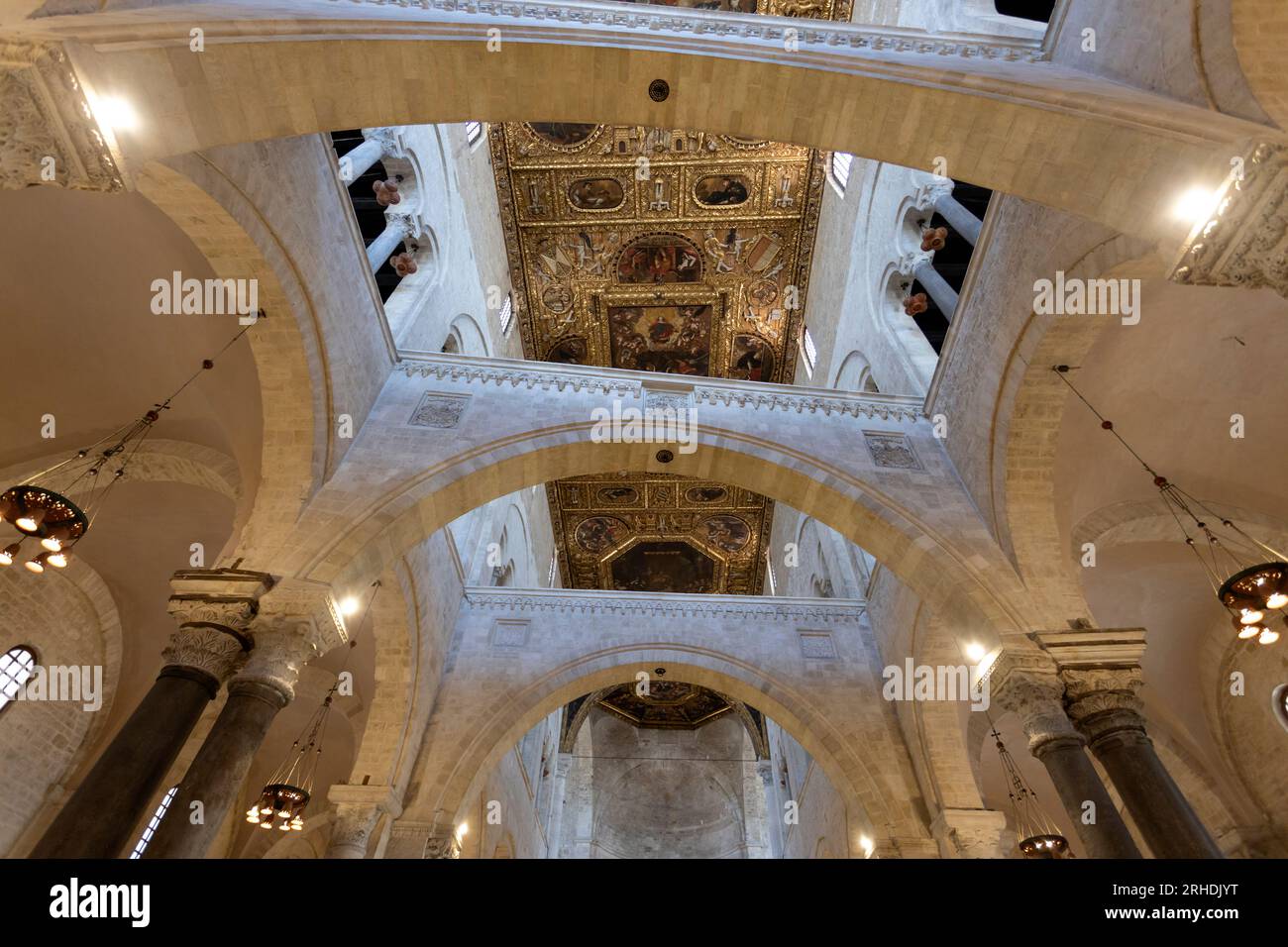BARI, ITALIA, 9 DE JULIO de 2023 - Interior de la Basílica de San Nicolás en Bari, Apulia, Italia Foto de stock