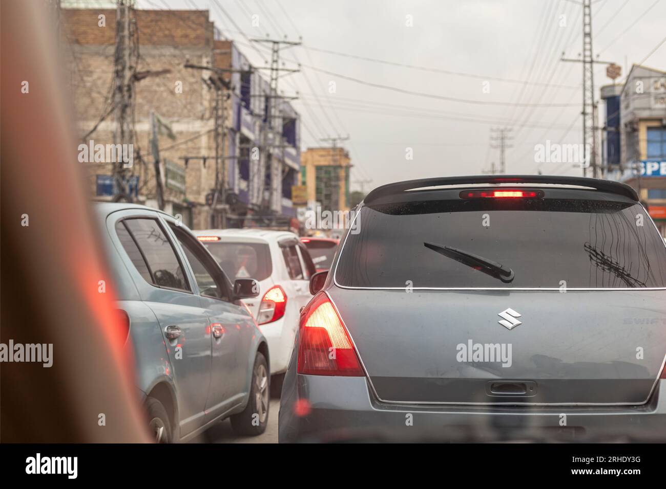 El atasco de tráfico con la fila de coches en el mingora osciló durante la hora punta: Moscú, Swat, Pakistán el 06 de junio de 2023. Foto de stock