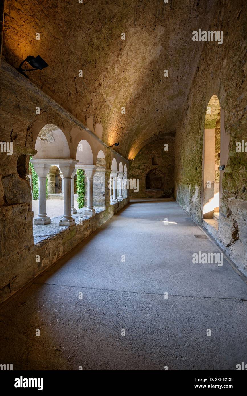 Claustro superior del monasterio de Sant Pere de Rodes (Alt Empordà, Girona, Cataluña, España) ESP: Claustro superior de Sant Pere de Rodes (Gerona) Foto de stock