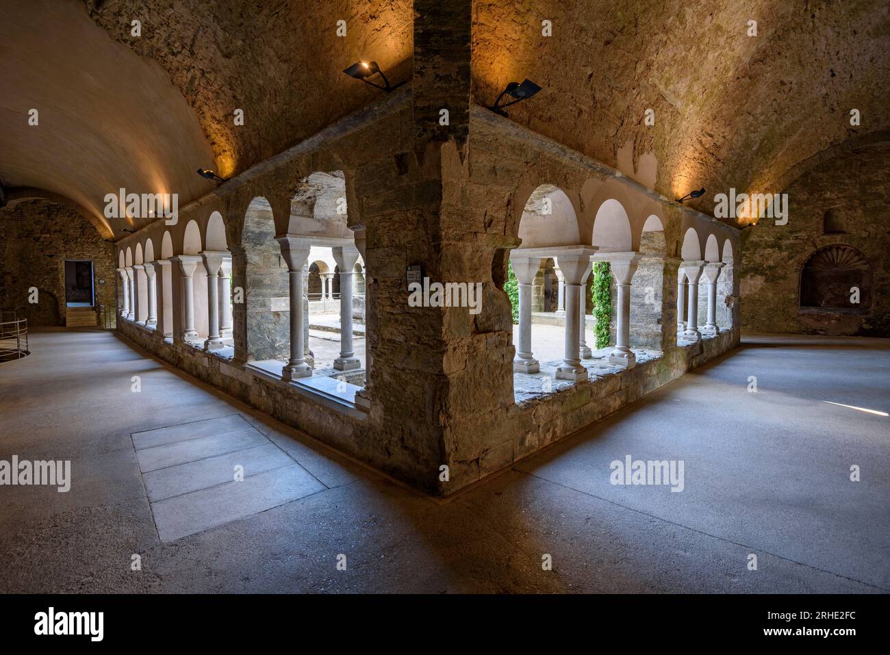 Claustro superior del monasterio de Sant Pere de Rodes (Alt Empordà, Girona, Cataluña, España) ESP: Claustro superior de Sant Pere de Rodes (Gerona) Foto de stock