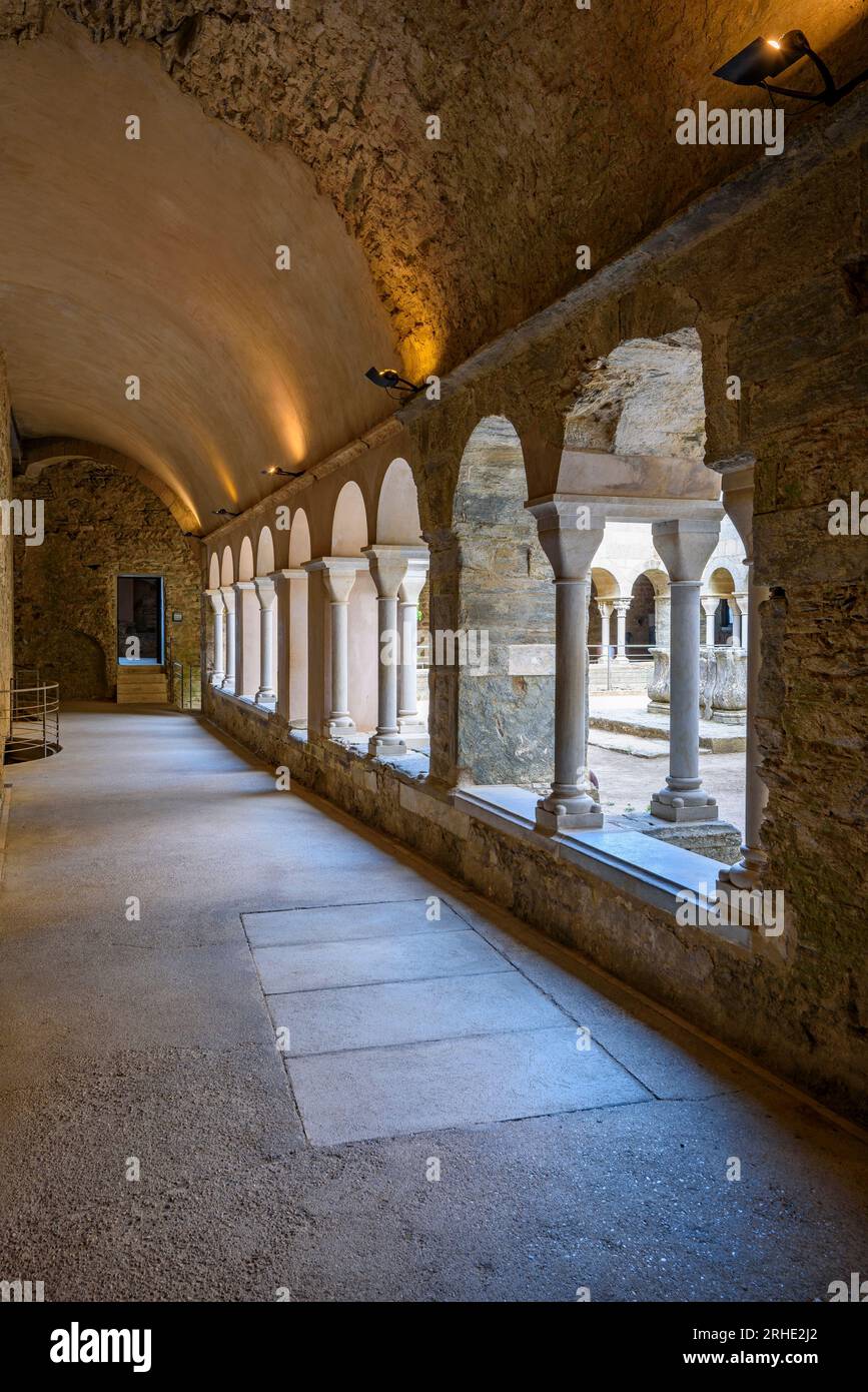 Claustro superior del monasterio de Sant Pere de Rodes (Alt Empordà, Girona, Cataluña, España) ESP: Claustro superior de Sant Pere de Rodes (Gerona) Foto de stock