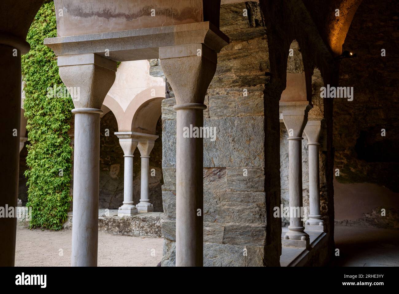 Claustro superior del monasterio de Sant Pere de Rodes (Alt Empordà, Girona, Cataluña, España) ESP: Claustro superior de Sant Pere de Rodes (Gerona) Foto de stock