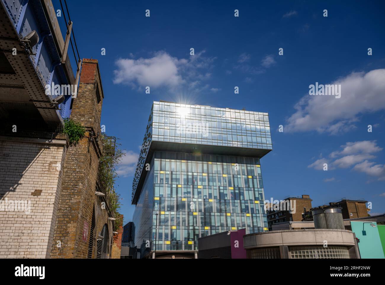 Londres, Reino Unido: El edificio Palestra en Southwark, Londres refleja el sol. Esta es una oficina corporativa de Transport para Londres en 197 Blackfriars Road. Foto de stock