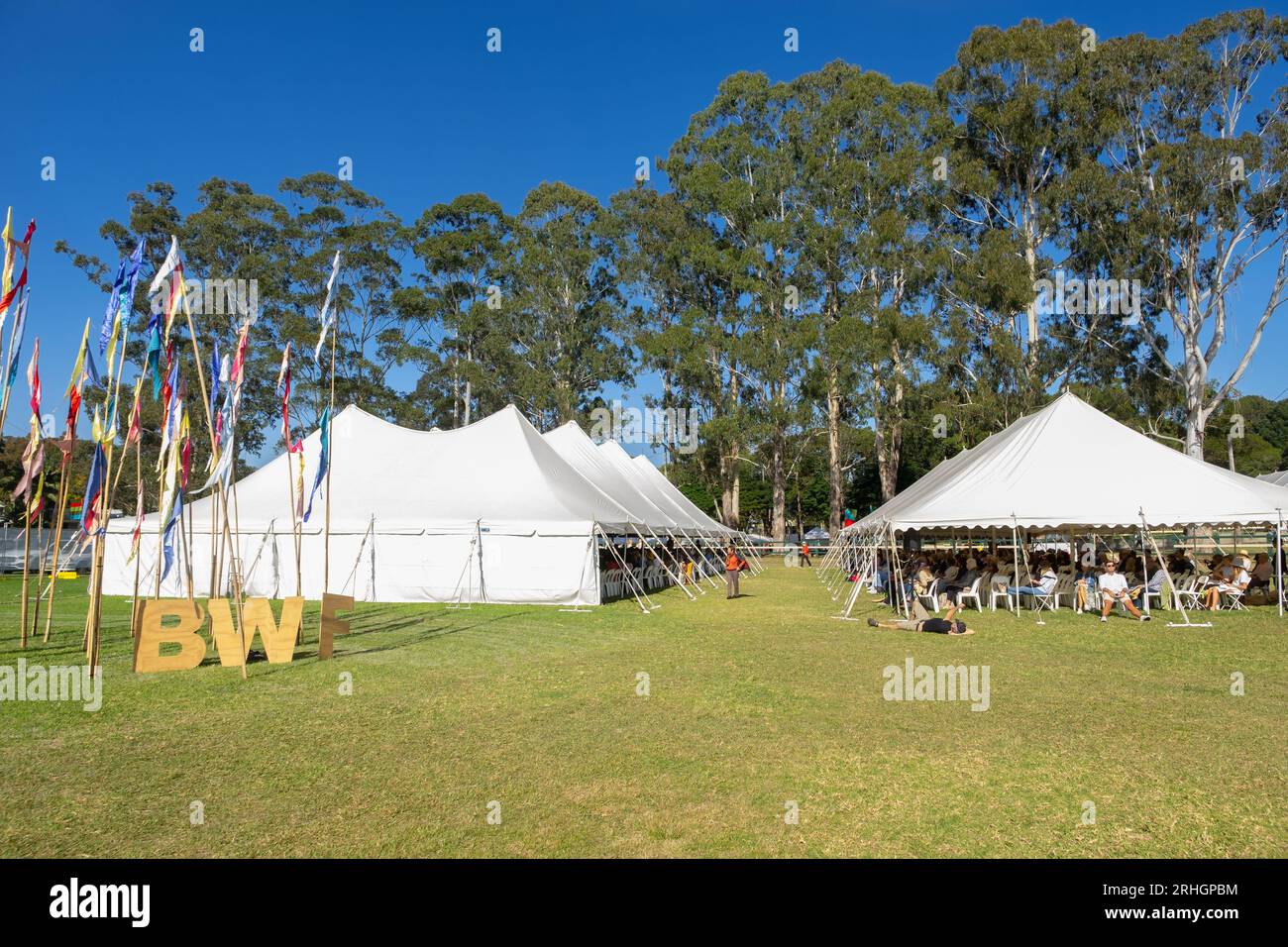 Cielos soleados en el Byron Writers Festival, Bangalow Showgrounds, Bangalow, Nueva Gales del Sur, Australia Foto de stock