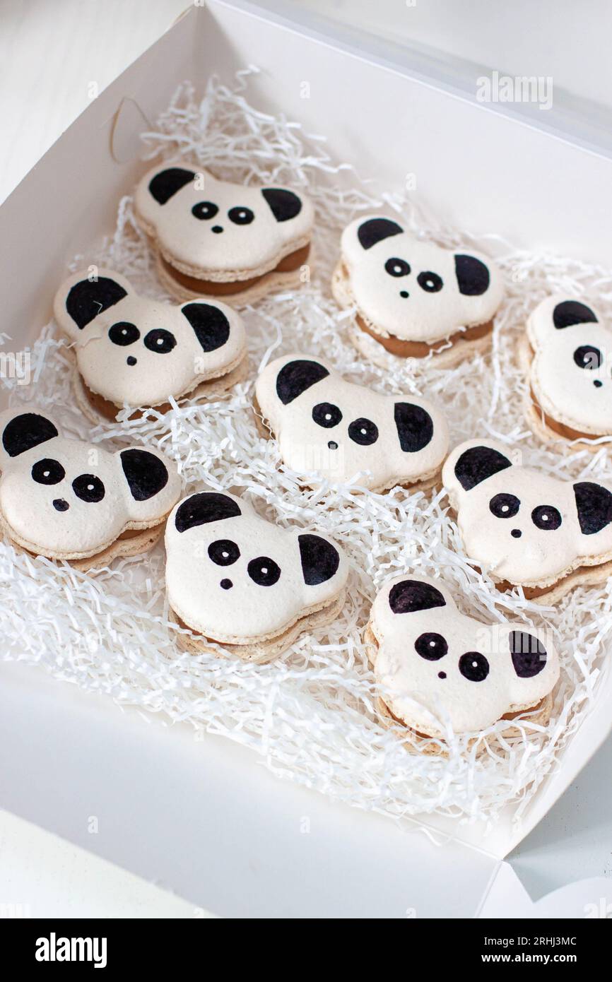 Mesa de dulces y pastel de cumpleaños. Fiesta De Las Niñas Decorada Con  Tema Panda - Decoración Delicada Rosa Y Blanca. fiesta de cumpleaños de 1  año Fotografía de stock - Alamy
