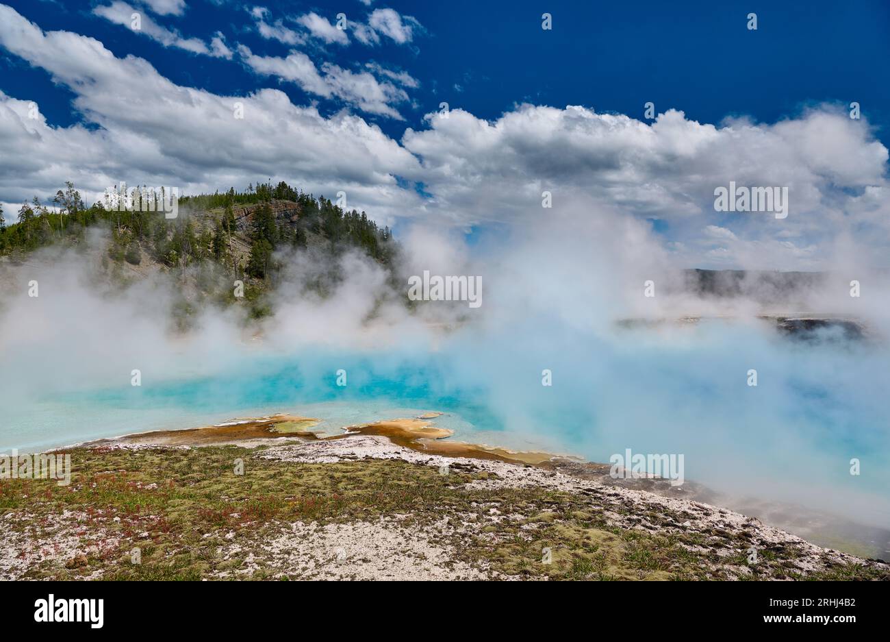 Excelsior Geyser Crater, Midway Geyser Basin, Parque Nacional Yellowstone, Wyoming, Estados Unidos de América Foto de stock